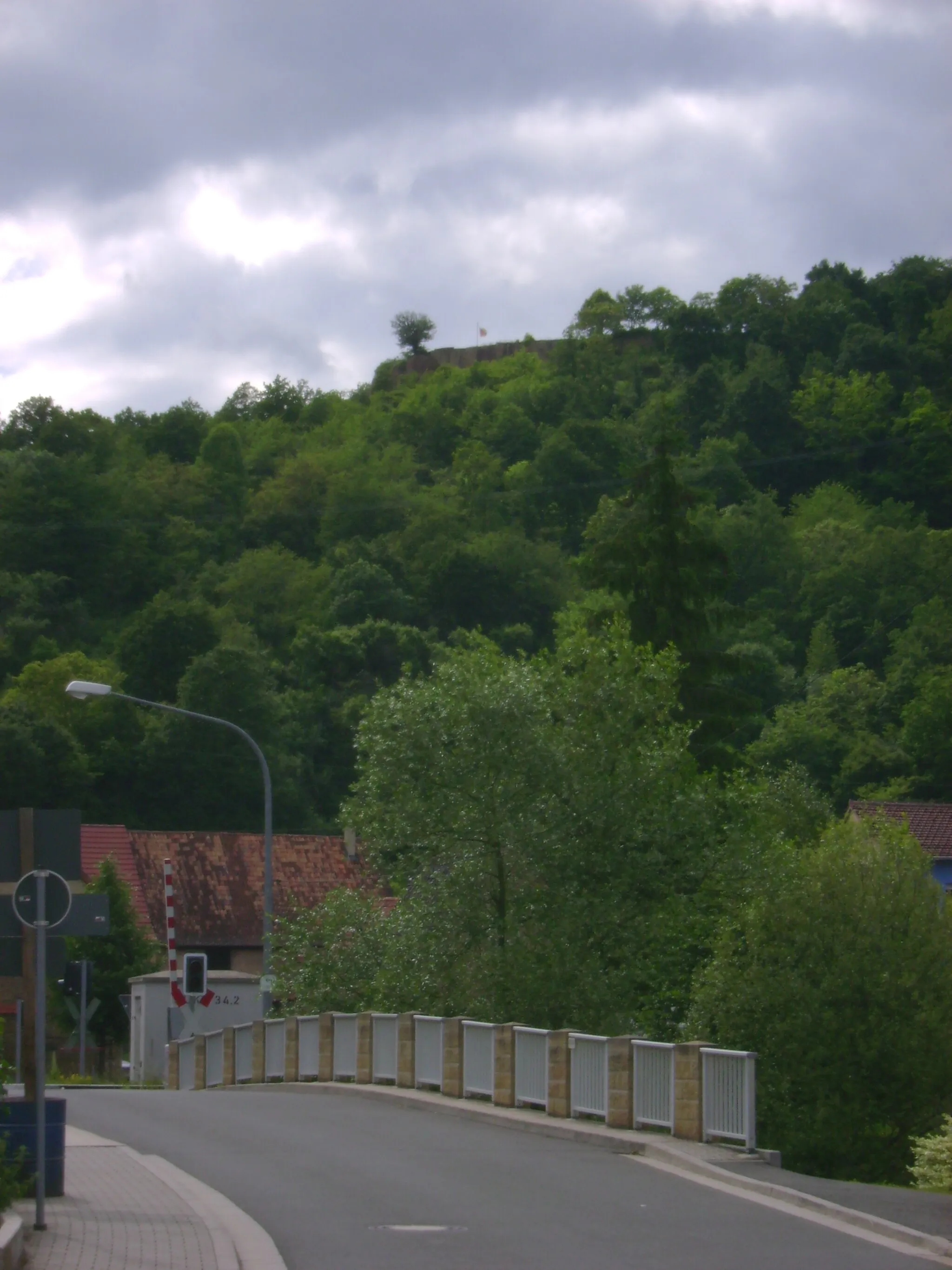 Photo showing: Ruin of Randeck Castle as seen from the village of Mannweiler-Cölln.