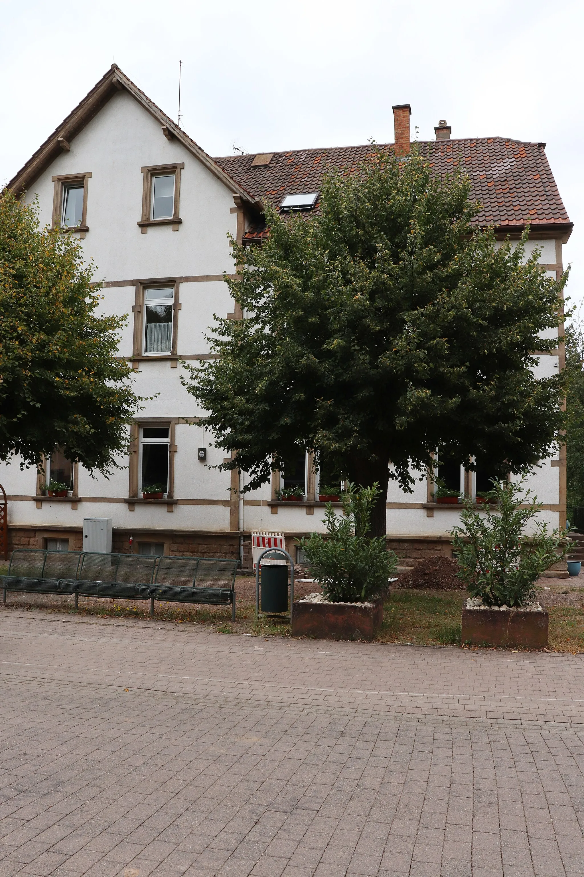 Photo showing: Former schoolhouse; now a restaurant
Alsenzstrasse 116 in Hochstein, Germany

1898-1900, architect Karl Ritter, Kaiserslautern