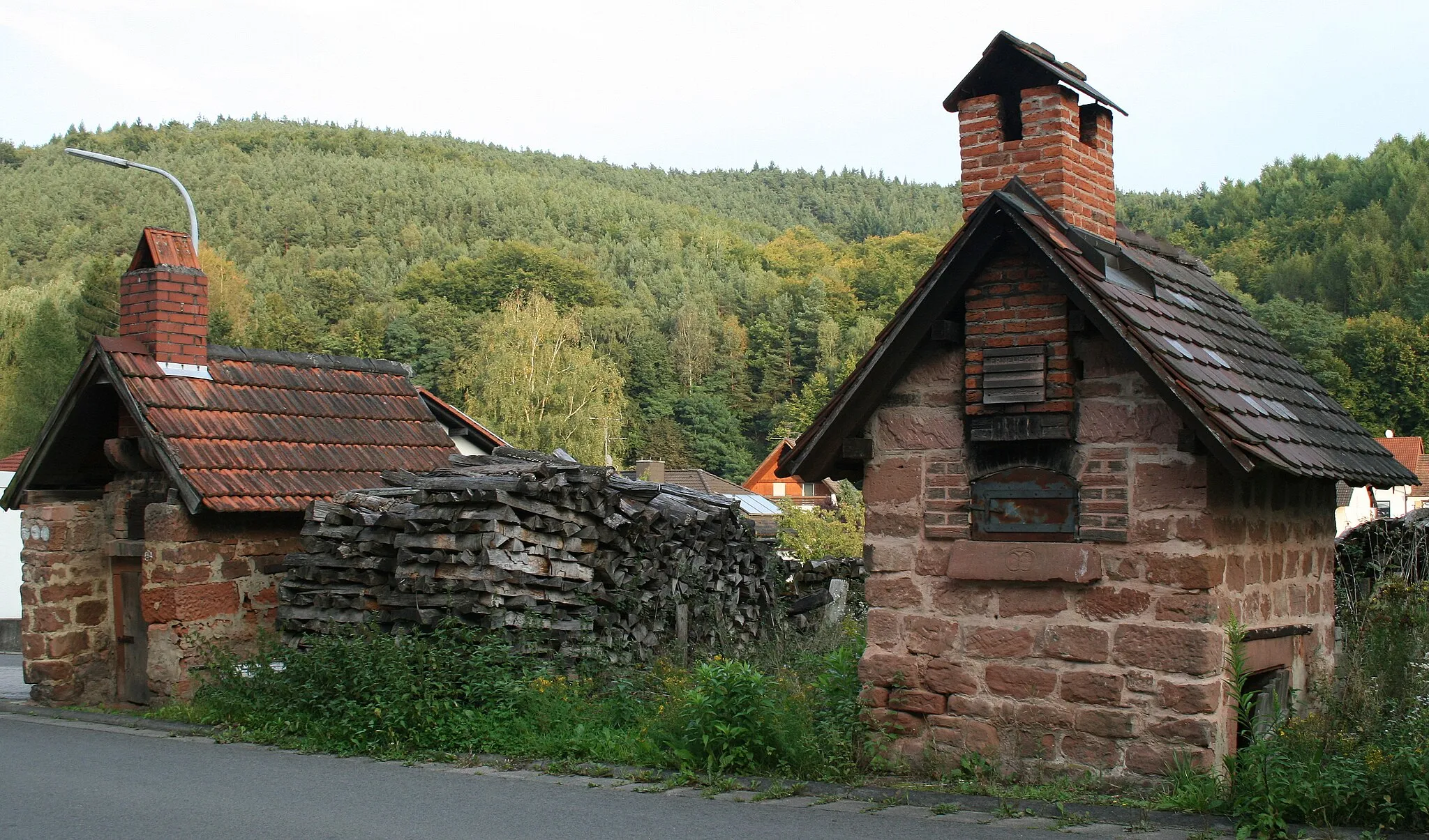 Photo showing: 2 Backhäuschen in Fischbach