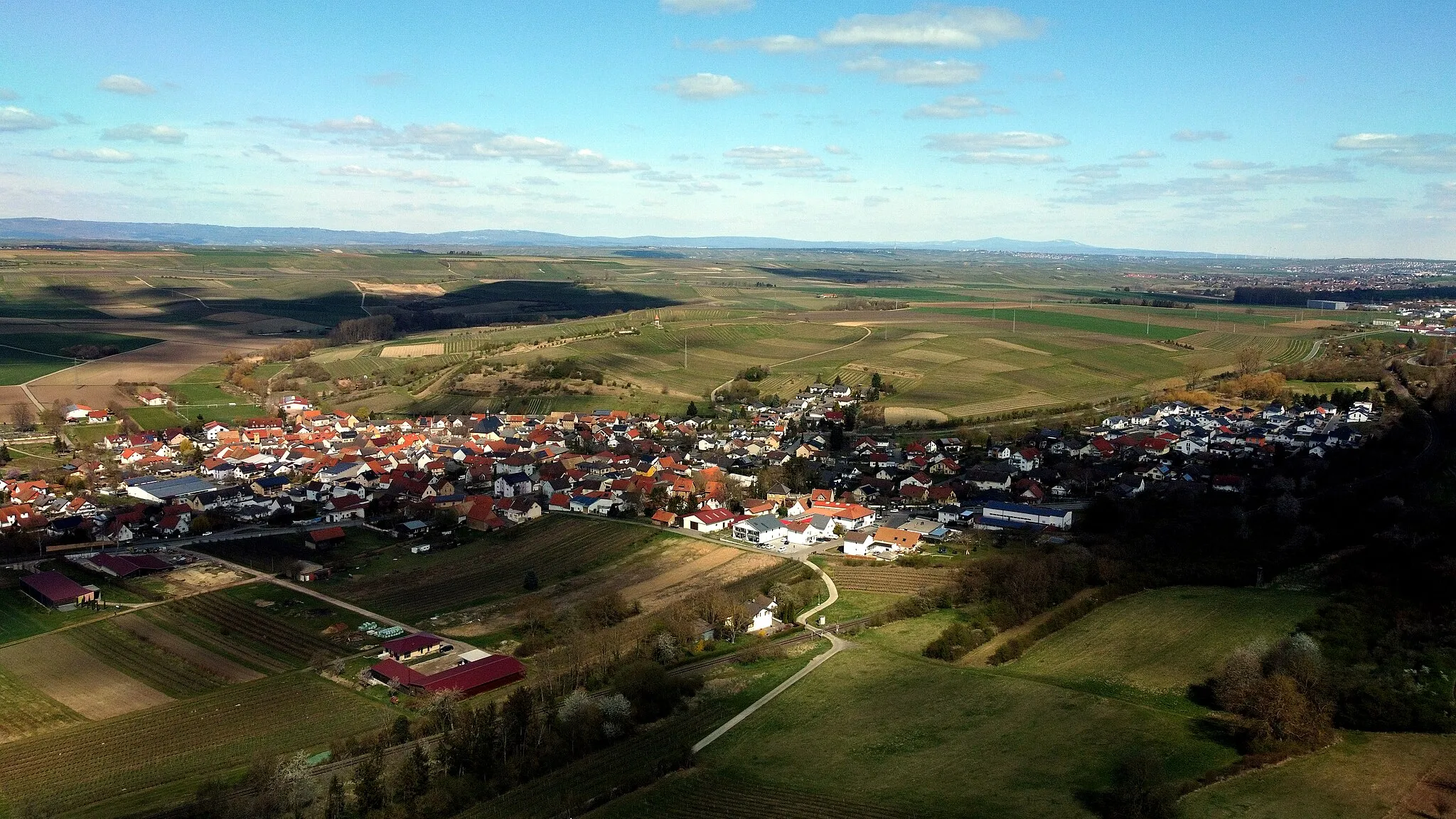 Photo showing: Luftaufnahme von Sulzheim in Rheinhessen