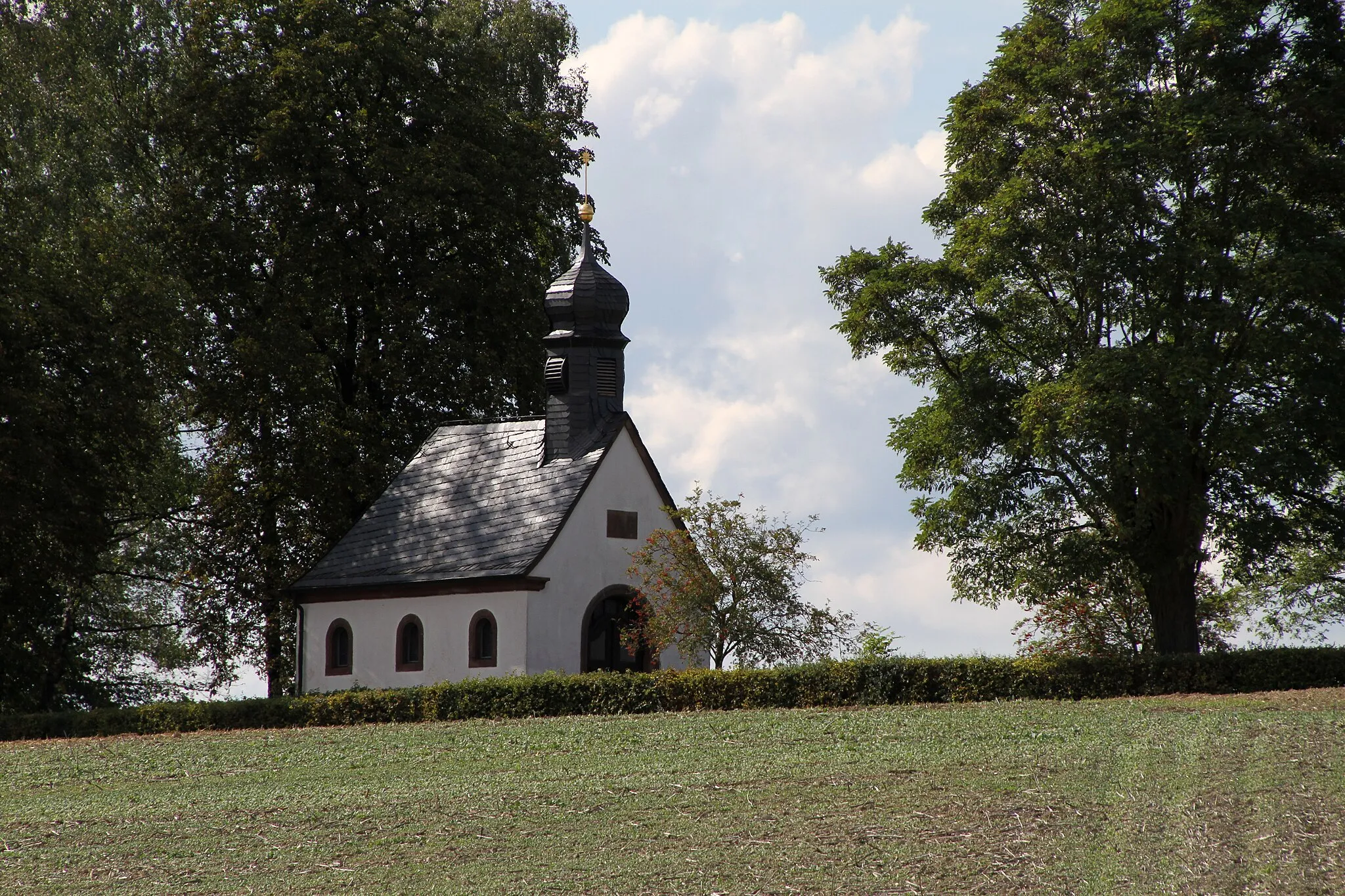 Photo showing: Reifenberg, Kriegergedächtniskapelle; östlich der Ortslage auf dem Häselberg; kleiner Putzbau, 1925.