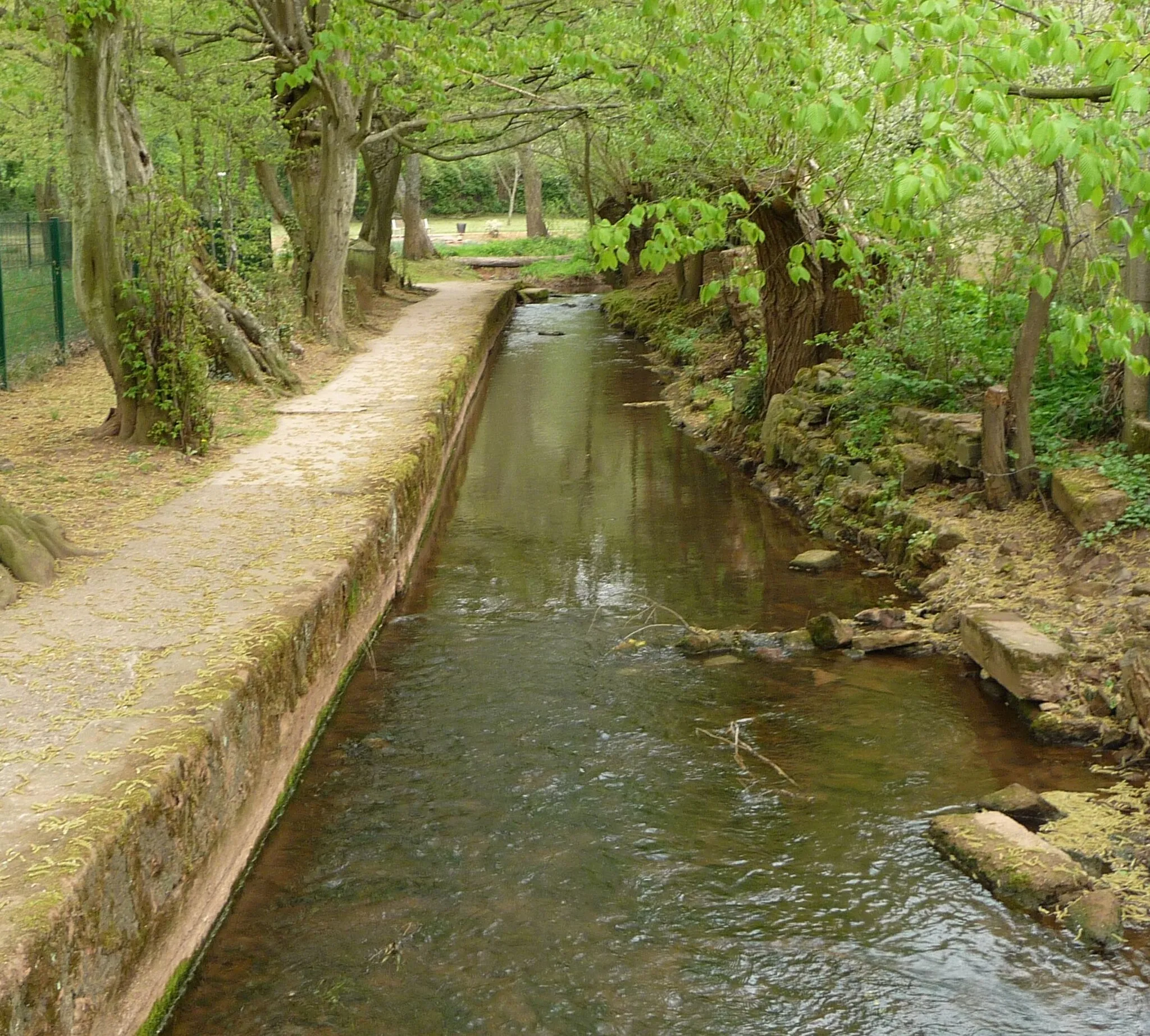 Photo showing: Der Lohnsbach mündet bei Winnweiler in die Alszenz.