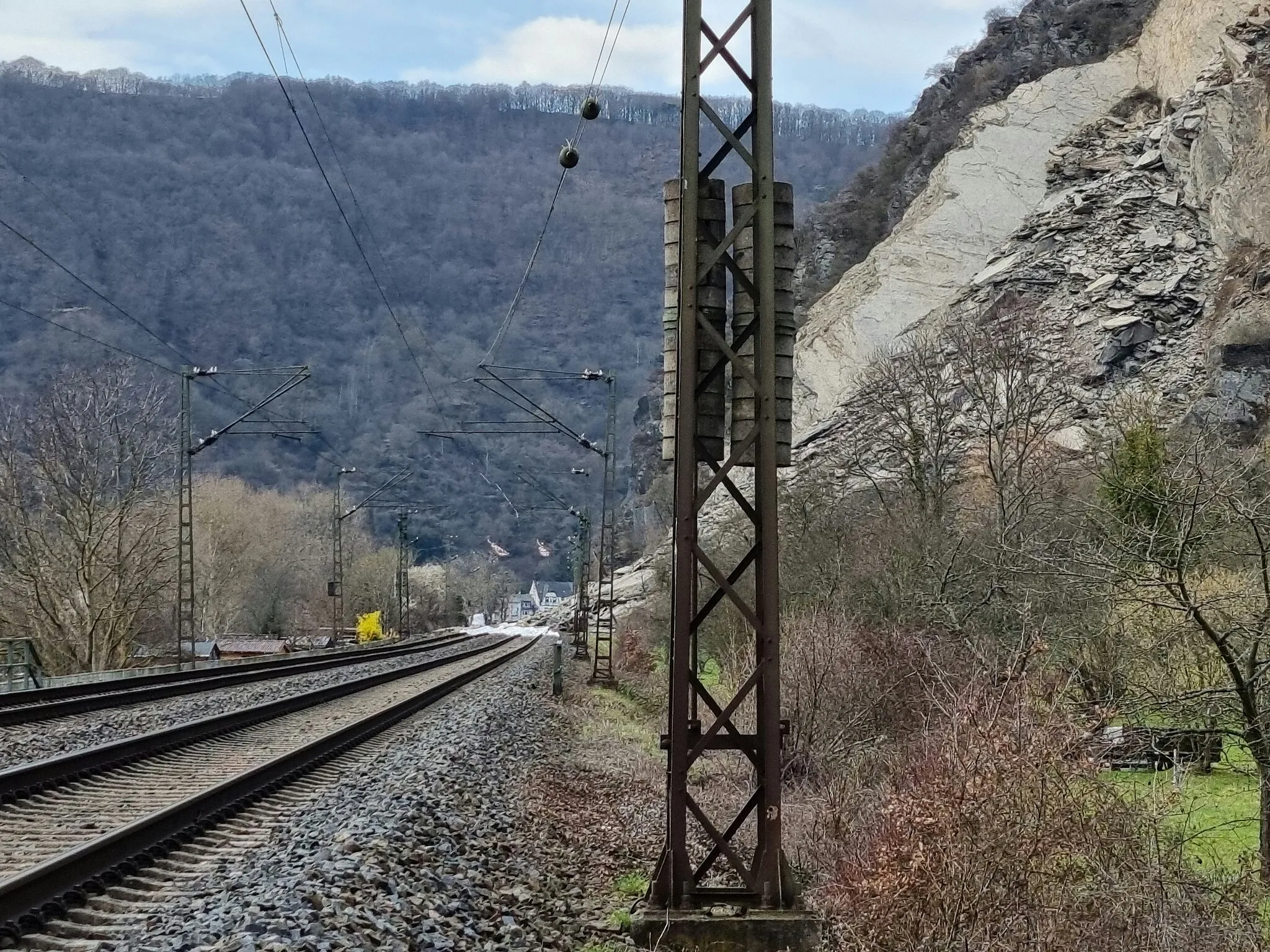 Photo showing: Felsrutsch am 15. März 2021 bei Kestert an der Rechten Rheinstrecke und der Bundesstraße 42 in der Nähe der Loreley. Kestert, Rhein-Lahn-Kreis