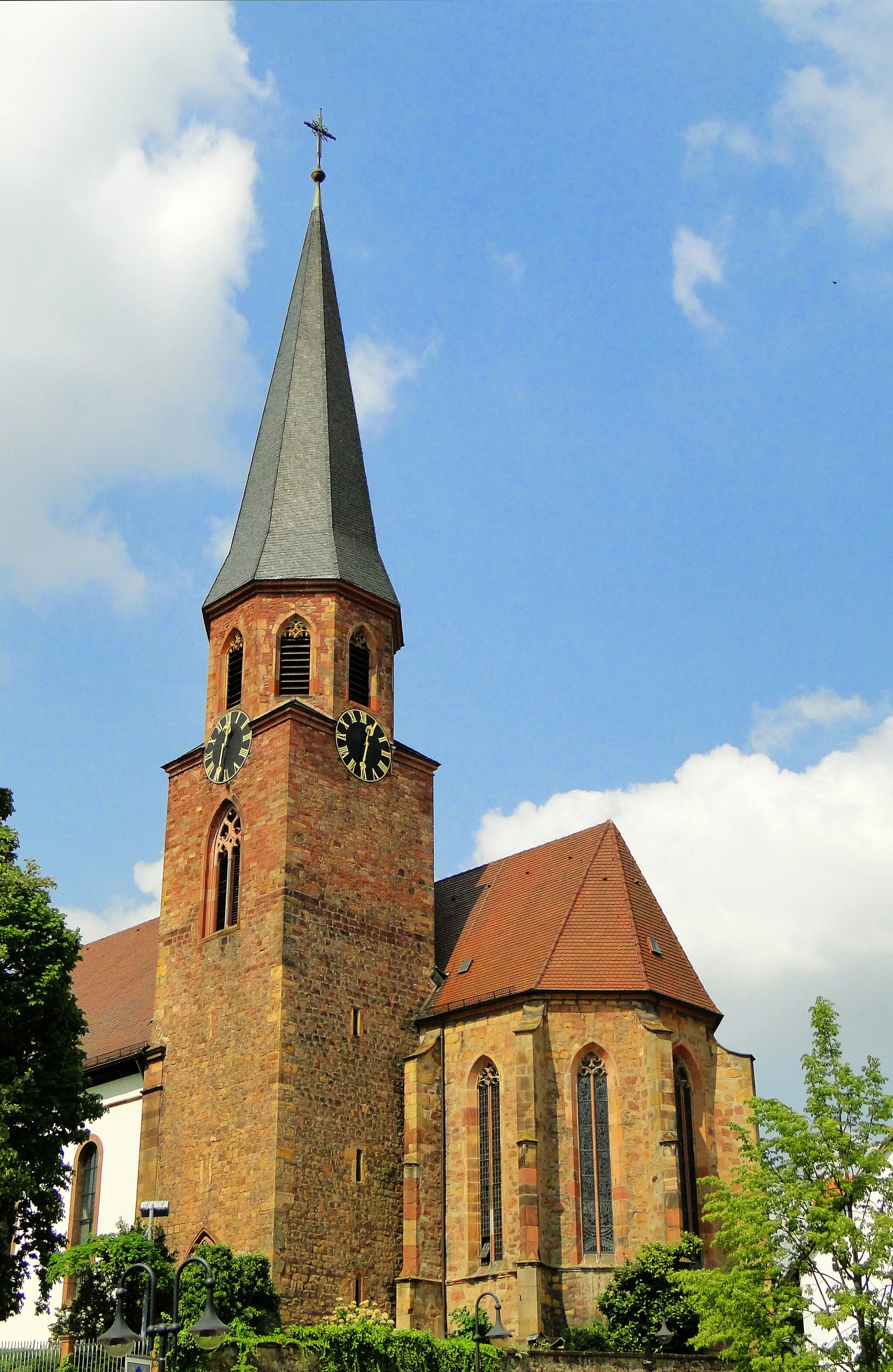 Photo showing: Glockenturm und Chor der katholischen Kirche Mariä Himmelfahrt in Herxheim bei Landau