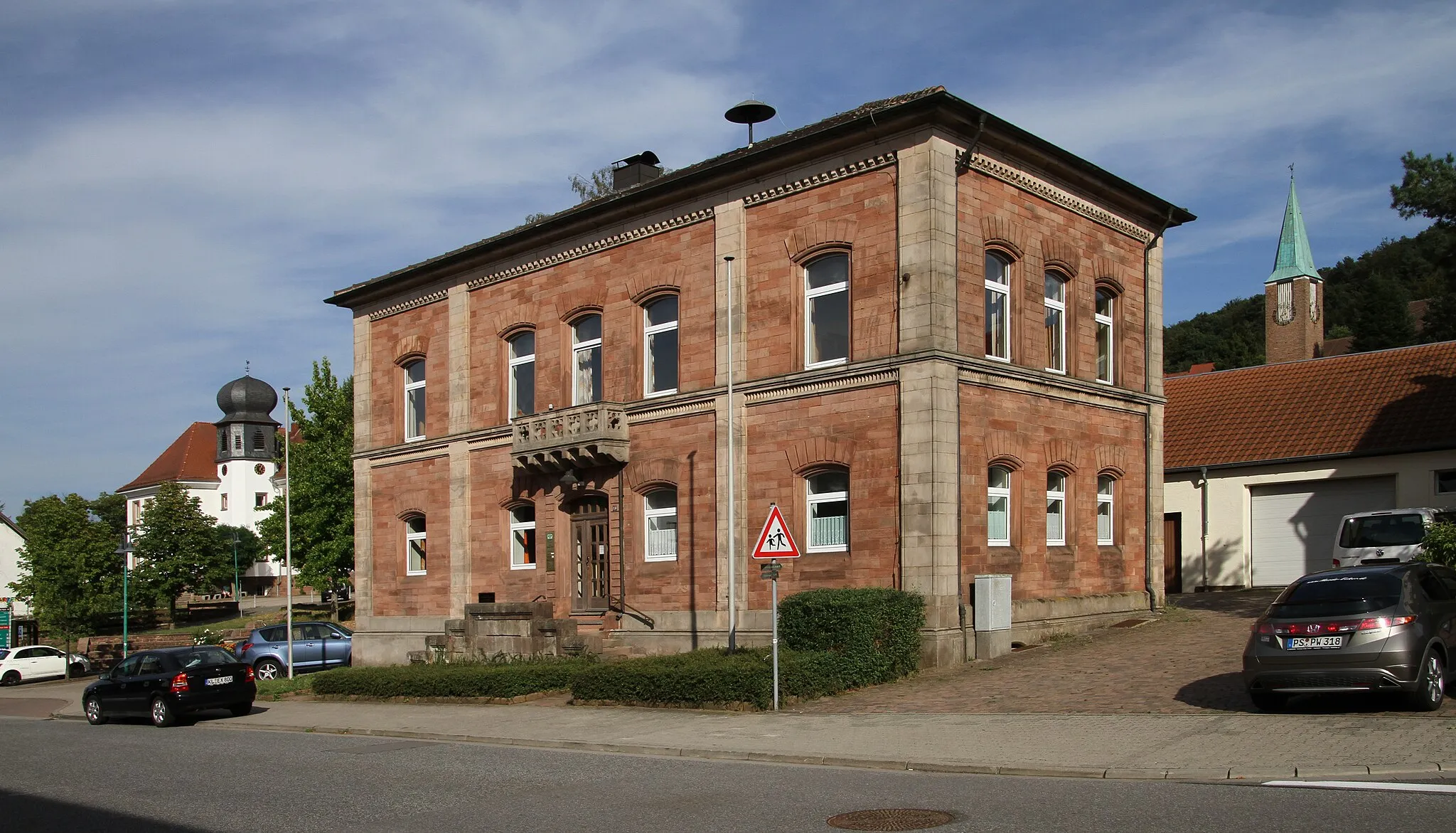 Photo showing: Schopp, Hauptstraße 13; ehemaliges Rat- und Schulhaus; spätklassizistischer Walmdachbau, Mitte des 19. Jahrhunderts.