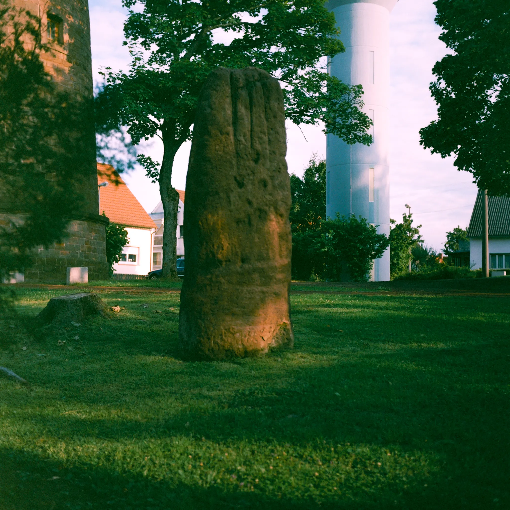 Photo showing: Stoneage Menhir in a public park in Martinshöhe, Rhineland-Palantine, Germany.