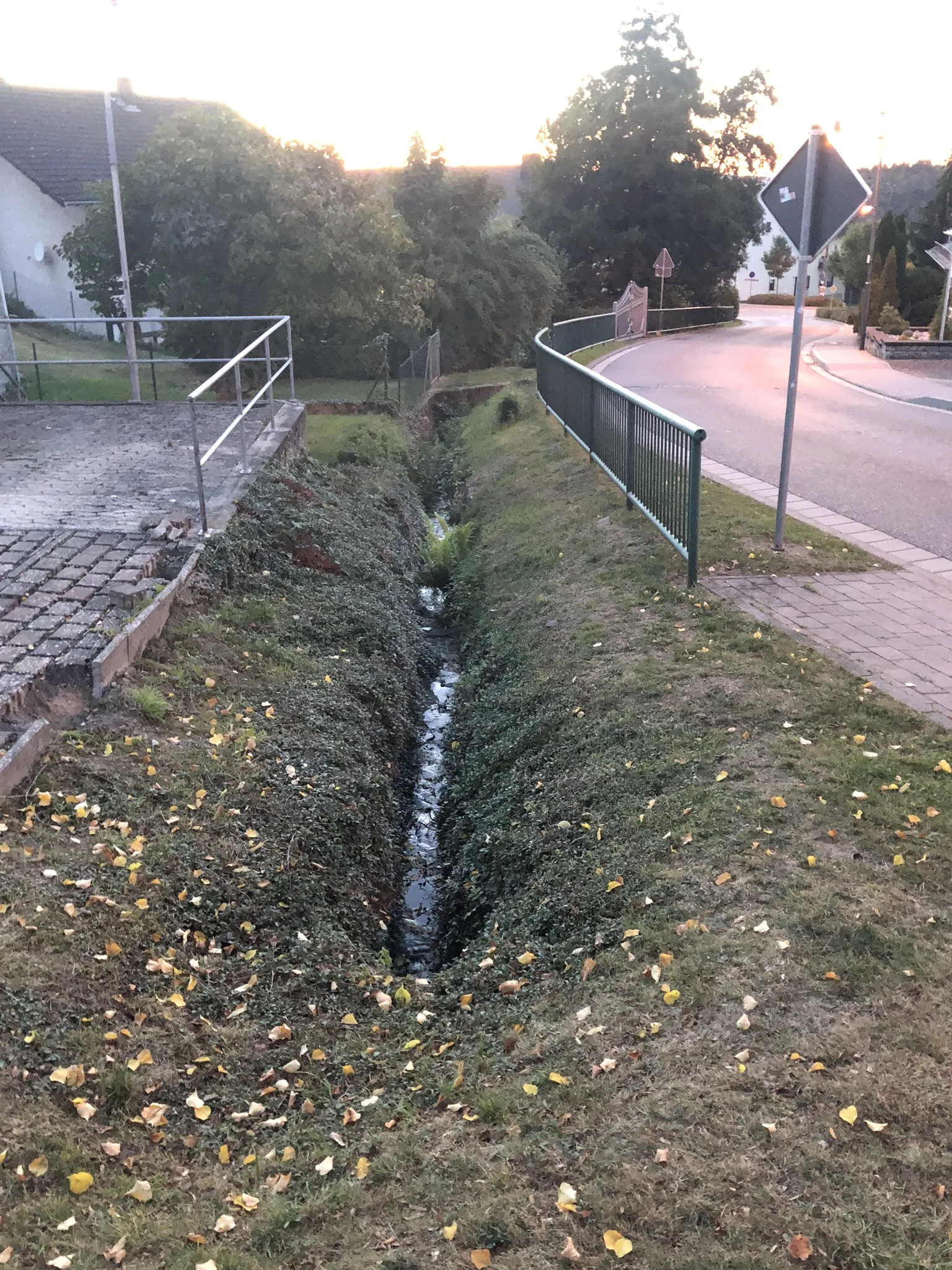 Photo showing: Eingefasster Bachlauf an der Rhenser Straße in Waldesch.