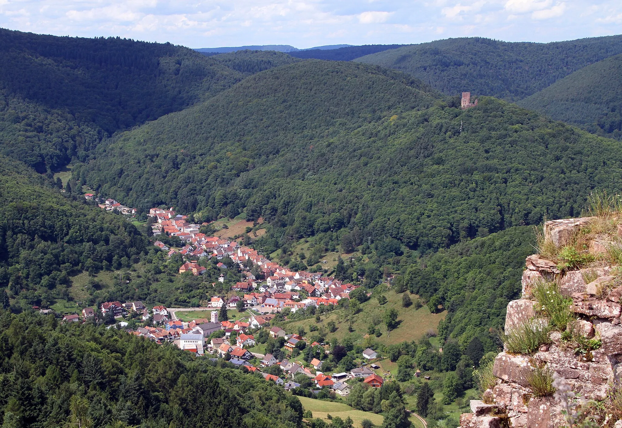 Photo showing: View of Ramberg (Pfalz) from Neuscharfeneck