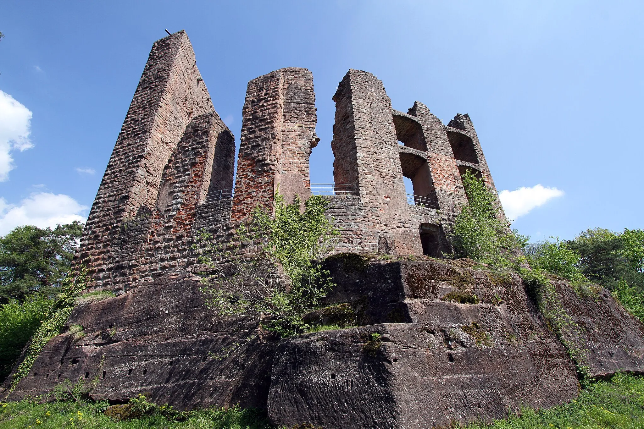 Photo showing: Ruine Ramburg in der Pfalz