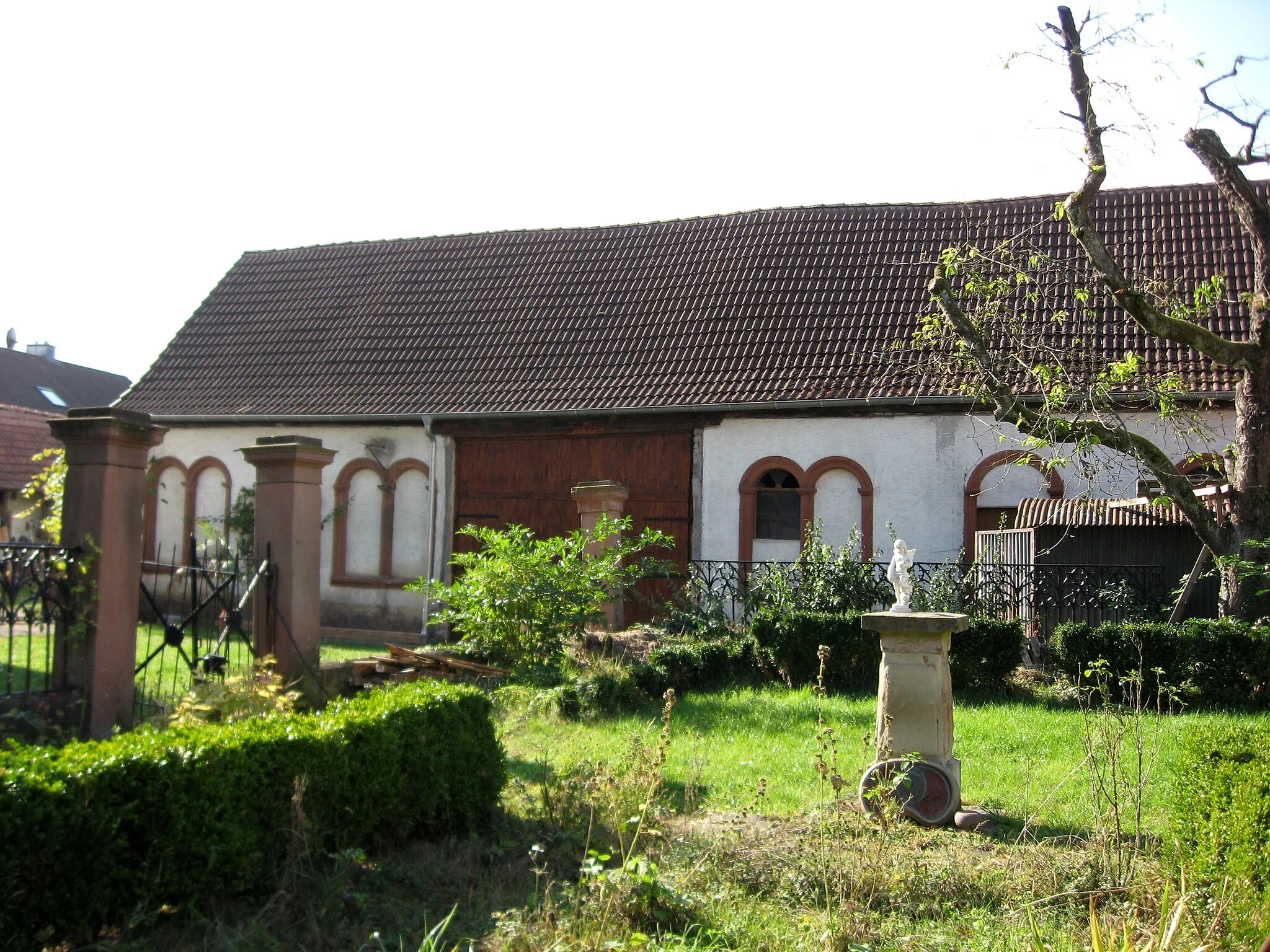 Photo showing: Hofanlage Mühlgasse 7 in Rohrbach (Pfalz); am Garten gusseiserner Zaun mit neugotischen Maßwerk; Scheune mit klassizistischen Zwillingsblendarkaden