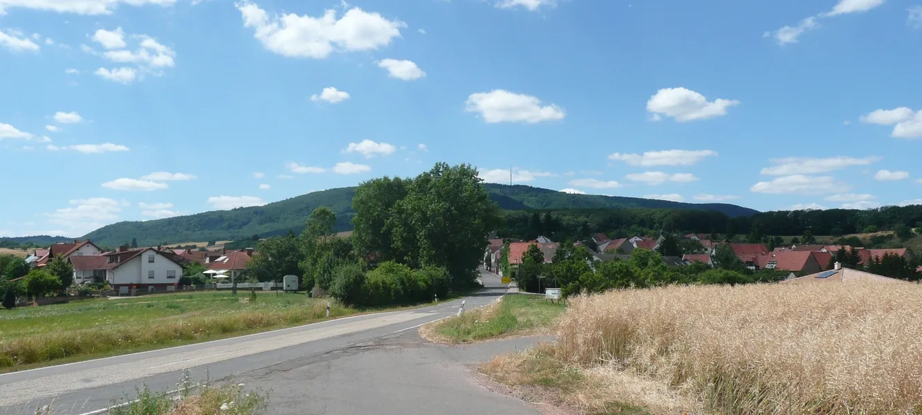 Photo showing: Ansicht von Osten, im Hintergrund Donnersberg
