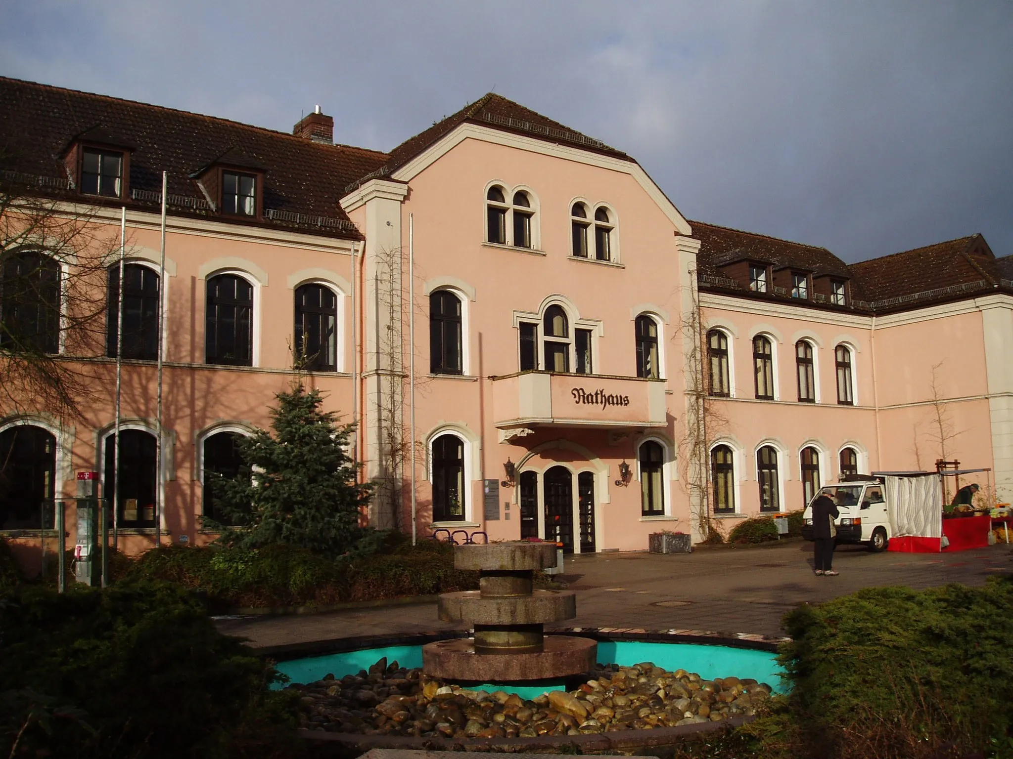 Photo showing: Rathaus von Niedernhausen im Taunus. Ursprünglich ein altes Schulgebäude von 1902, Erweiterungsbau von 1982.