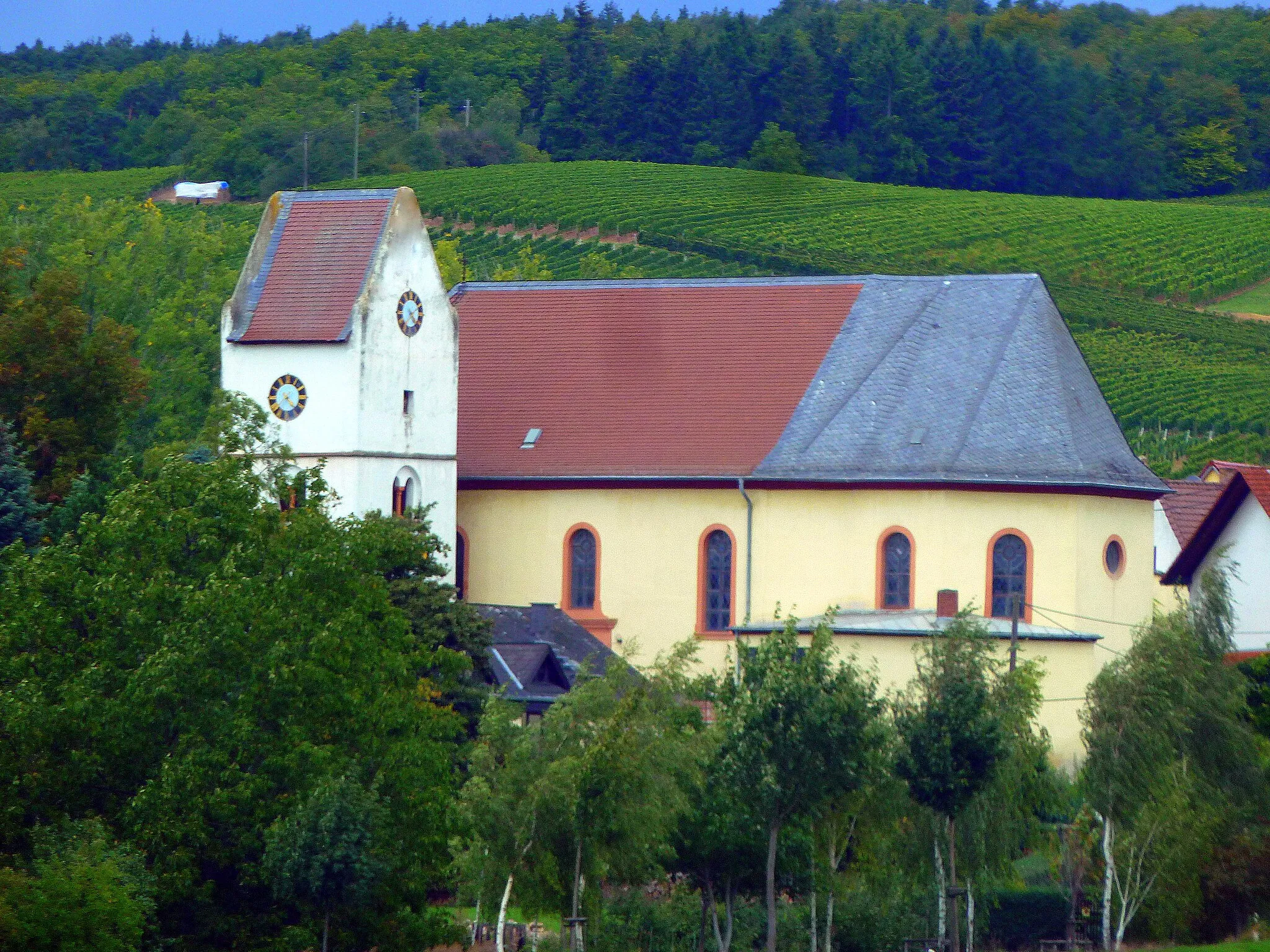 Photo showing: Frei-Laubersheim -  Die  Kath. Pfarrkirche St. Mauritius hinter dem  Wehrturm aus dem 13. Jahrhundert