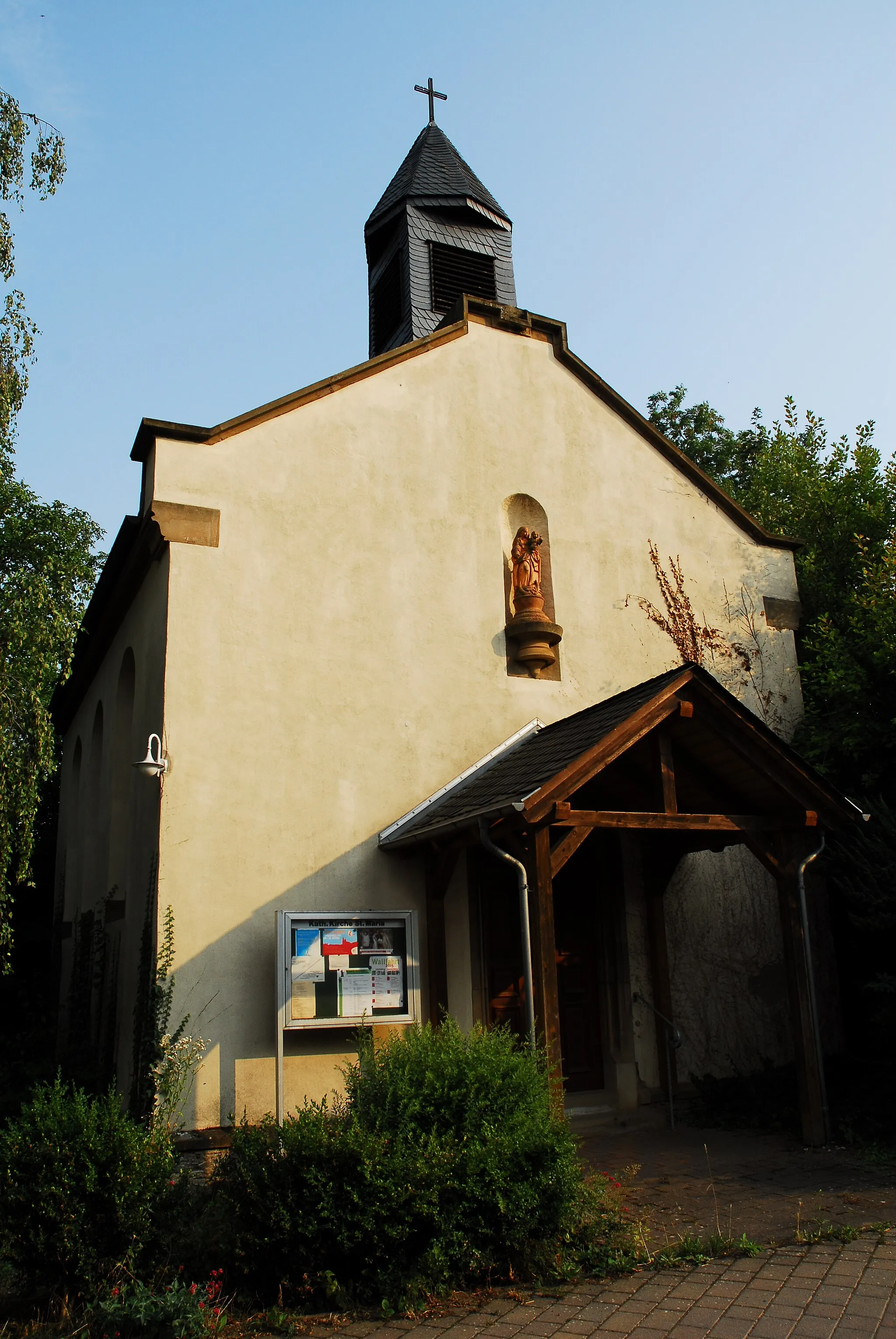 Photo showing: Katholische Kirche der Allerseligsten Jungfrau Maria in Nieder-Hilbersheim, Kapellenstraße 24: Saalbau, 1862.