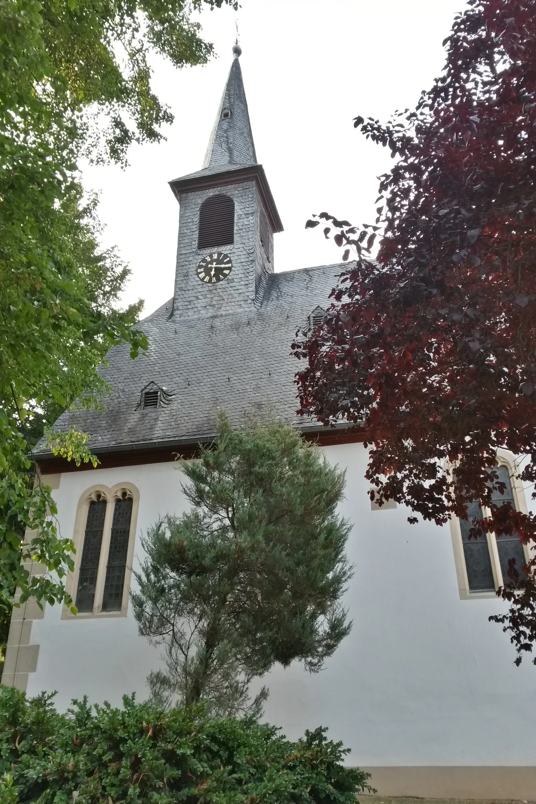 Photo showing: Evangelische Kirche in Nieder-Hilbersheim, Hauptstraße 47: nachgotischer Saalbau mit älteren Teilen, bezeichnet 1614, 1745/46 erneuert, Ansicht von Südosten.