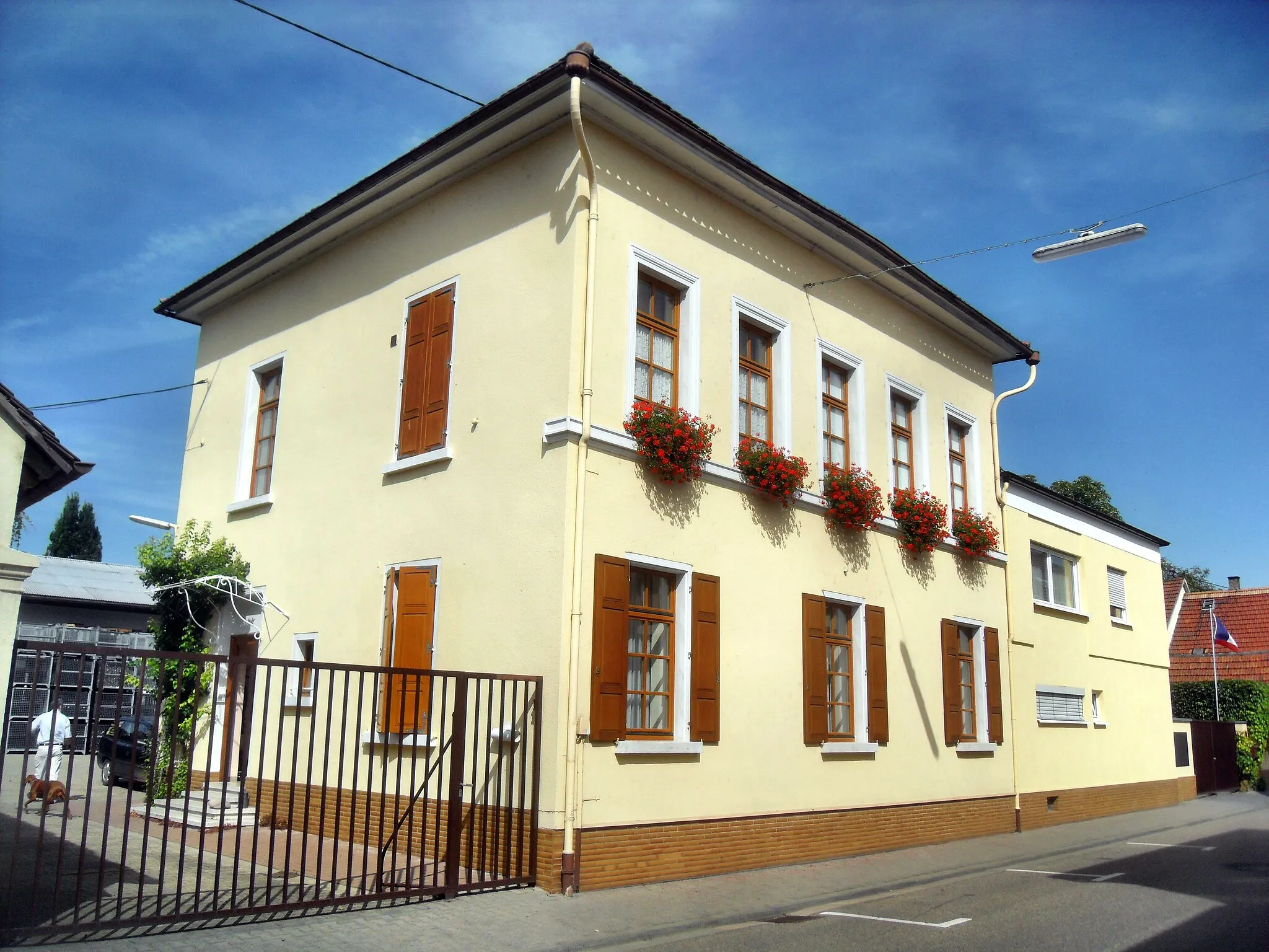 Photo showing: Die Südfassade des Weingutes Rappenhof in Alsheim (Deutschland), von der Bachstraße aus