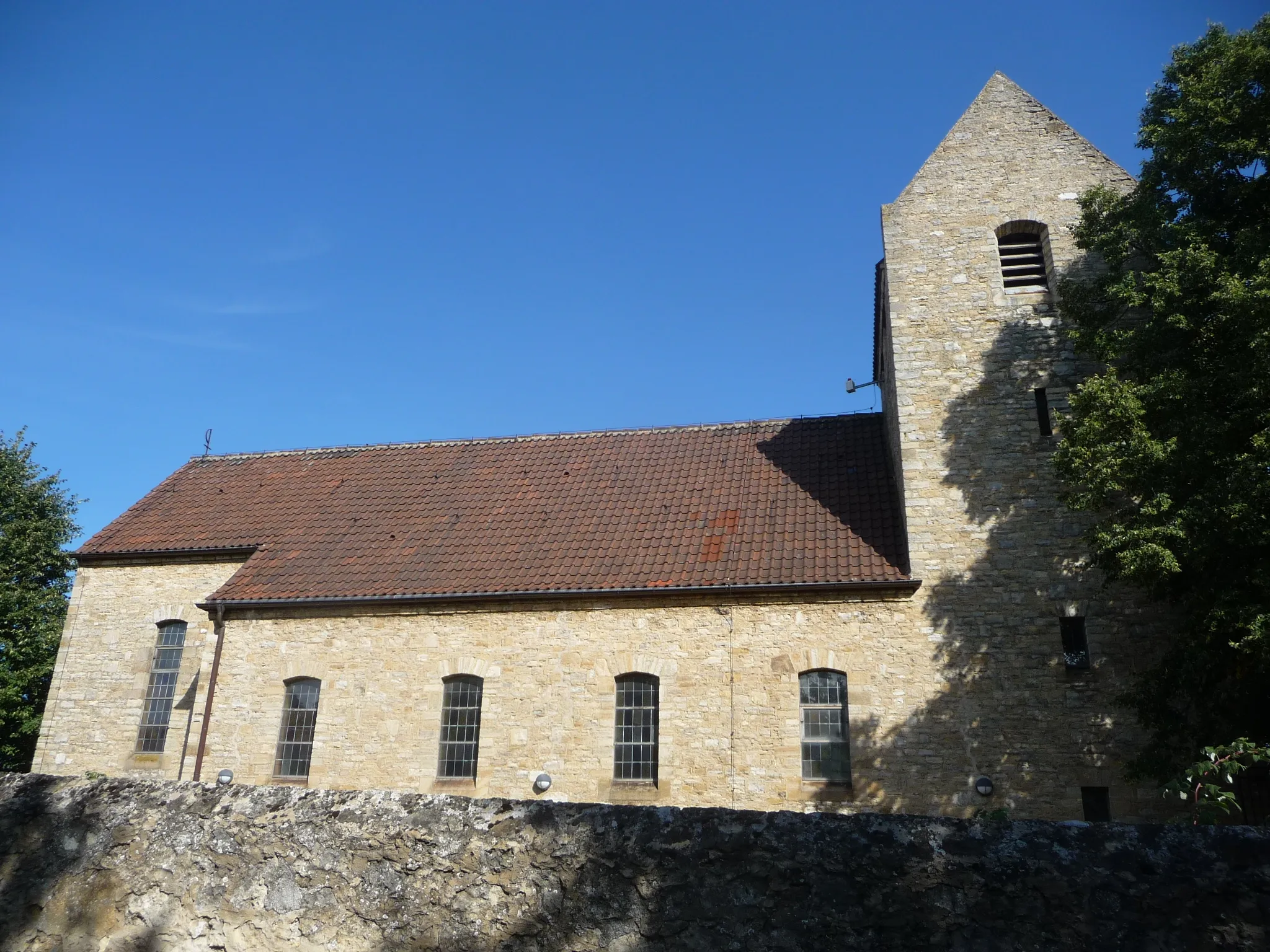 Photo showing: Bockenheim an der Weinstraße, Stiegelgasse 10; Katholische Kirche St. Lambertus von 1936; Architekten Willi Schönwetter und Otto Schaltenbrand. Saalbau im Heimatstil mit mittelalterlichen und barockisierenden Motiven; in den Außenanlagen Pfarrergrab; in 1936 bezeichneter Nische Skulptur (Heiliger Josef); Grabkreuz Pfarrer von Vallade († 1882); Wappen des Speyerer Bischofs Ludwig Sebastian