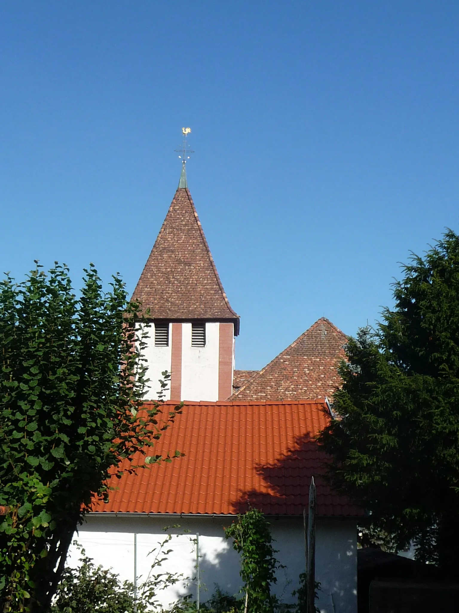 Photo showing: Bockenheim an der Weinstraße. Dieses Kirchengebäude der jetzt evangelischen Lambertskirche in Bockenheim an der Weinstraße entstand im 12. Jahrhundert. Kennzeichnend ist das barocke Kirchenschiff aus dem 18. Jahrhundert  der ehemals reformierten Gemeinde in Großbockenheim. Die Kirche fasst Platz für 307 Besucher. Die Orgel der Lambertskirche wurde um 1925 von der Firma Walcker eingerichtet. Die drei jetzigen Glocken kamen erst 1949