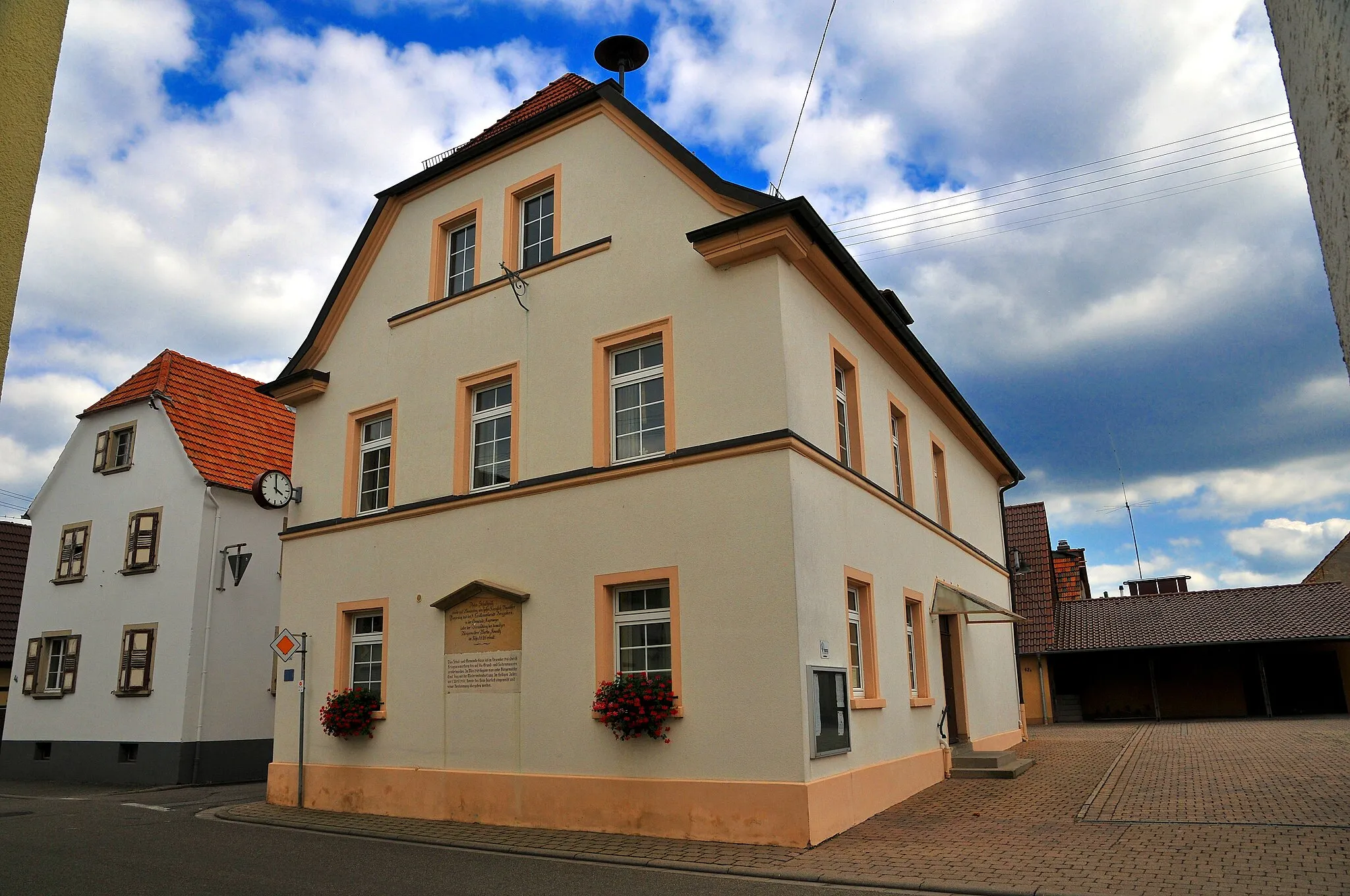 Photo showing: Schulhaus mit Inschrifttafel von 1826