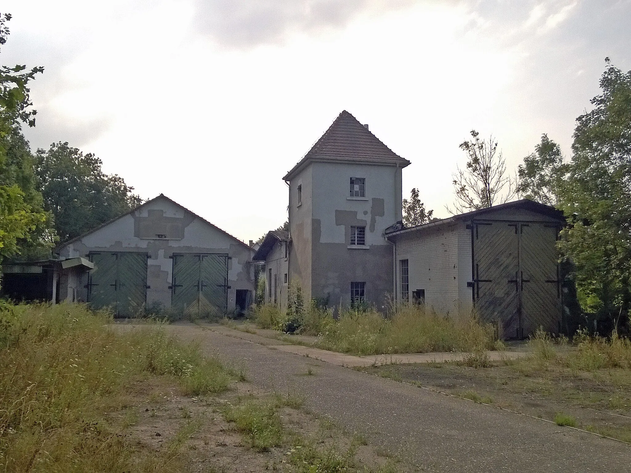 Photo showing: Wasserturm und Lokschuppen auf dem ehemaligen Bahnhofsgelände in Offstein