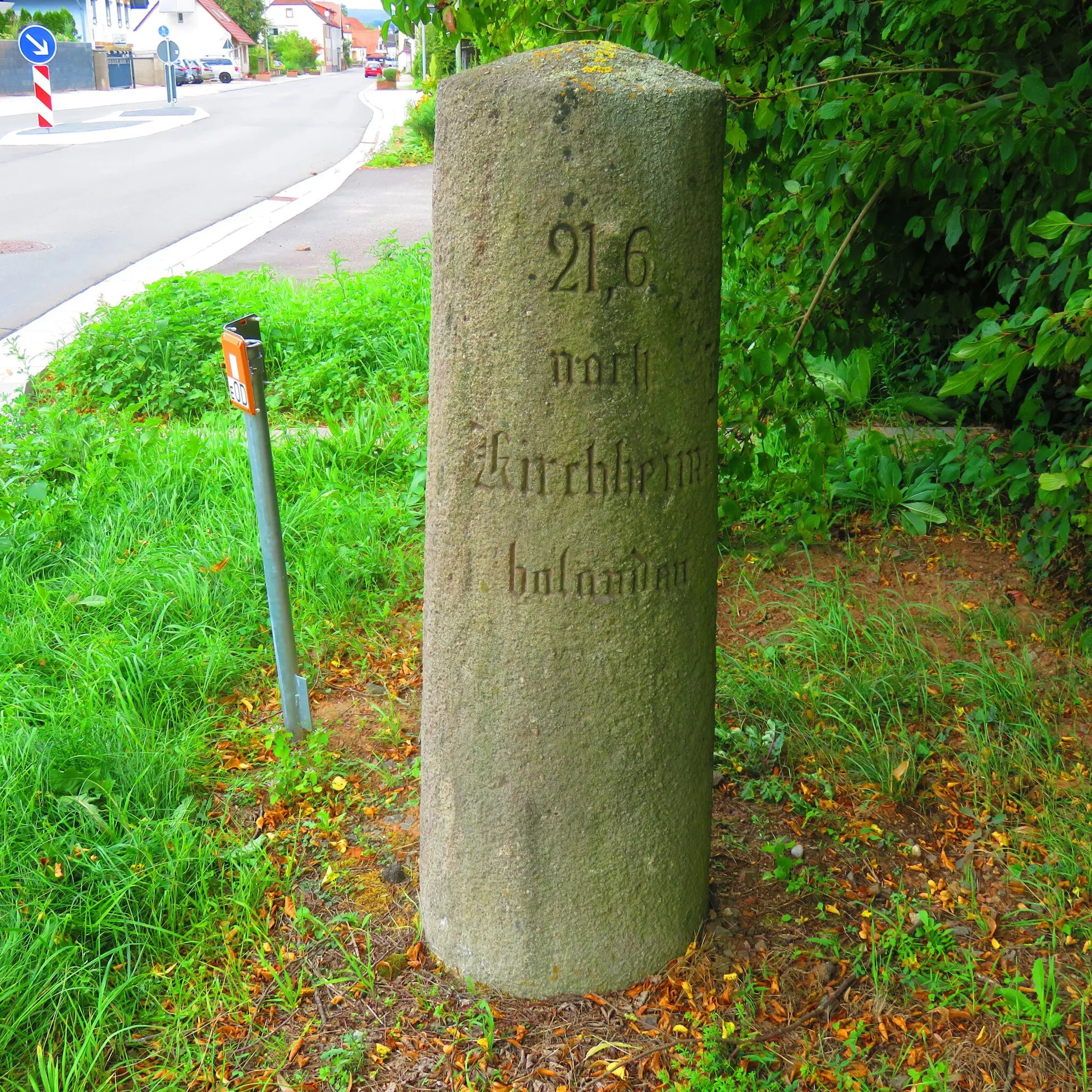 Photo showing: Kilometerstein an der ehemaligen Kaiserstraße am südlichen Ortsausgang von Lohnsfeld, bezeichnet: 15,0 nach Kaiserslautern und 21,6 nach Kirchheim-Bolanden