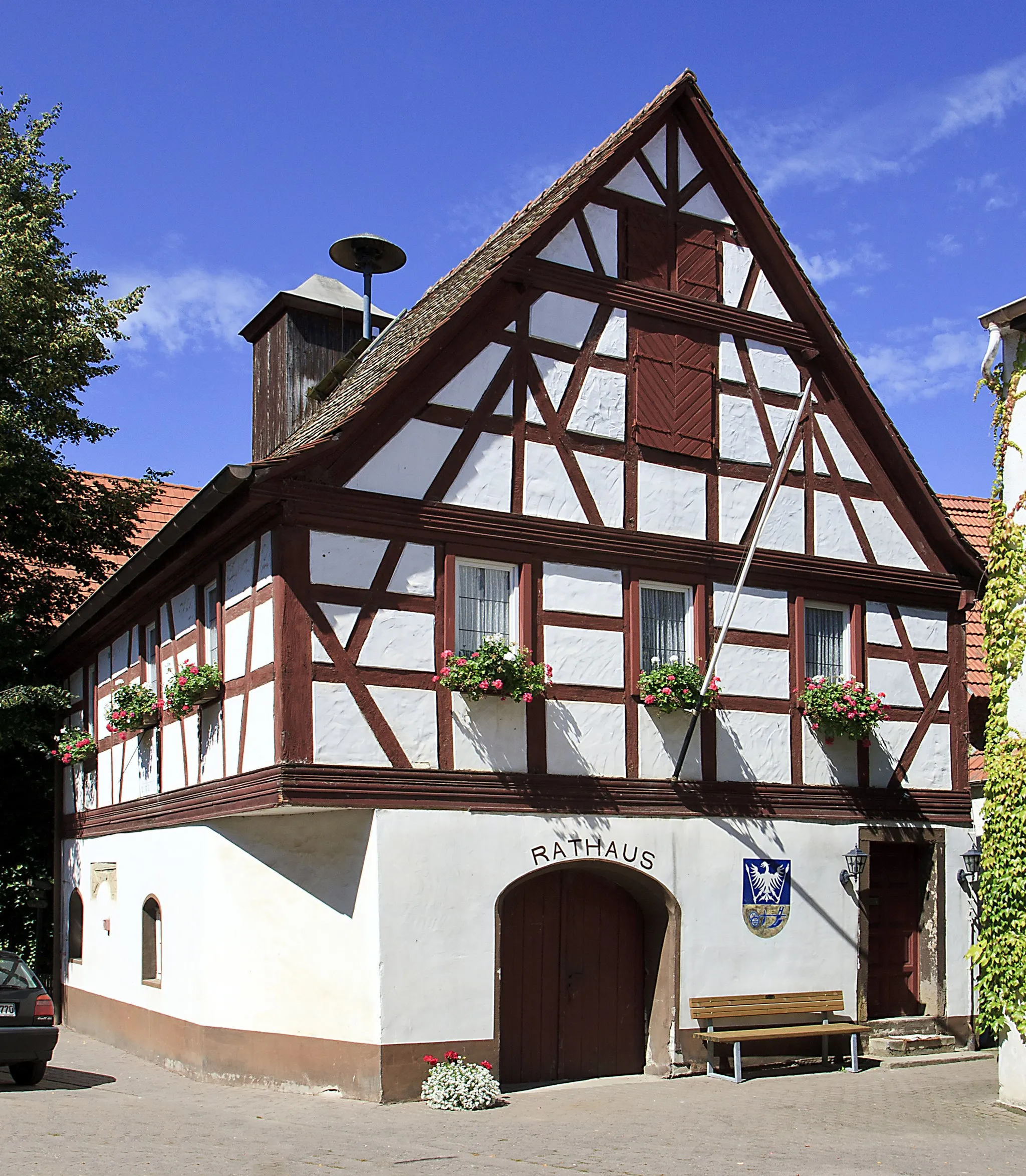 Photo showing: Dolgesheim, Rathaus: Renaissance-Erdgeschosshalle, bezeichnet 1594, Fachwerkobergeschosse aus dem 18. Jahrhundert