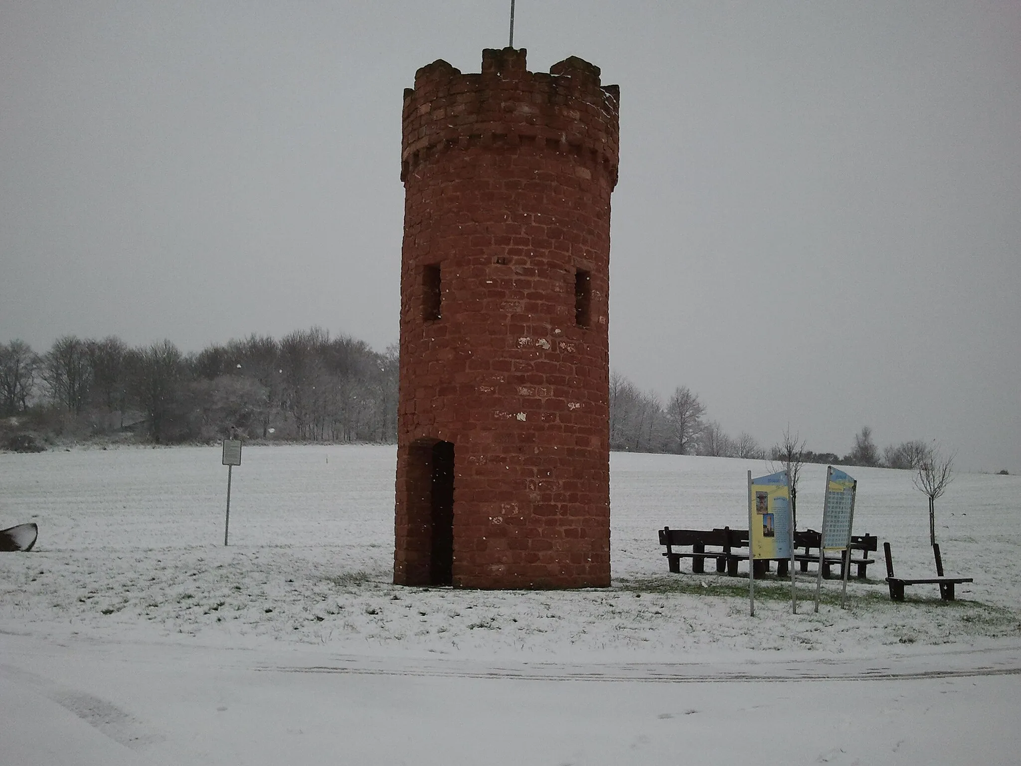 Photo showing: Der Ohmbacher Wartturm wurde 2005 etwas unterhalb des 375 m hohen Aussichtsberges Wartenstein errichtet.