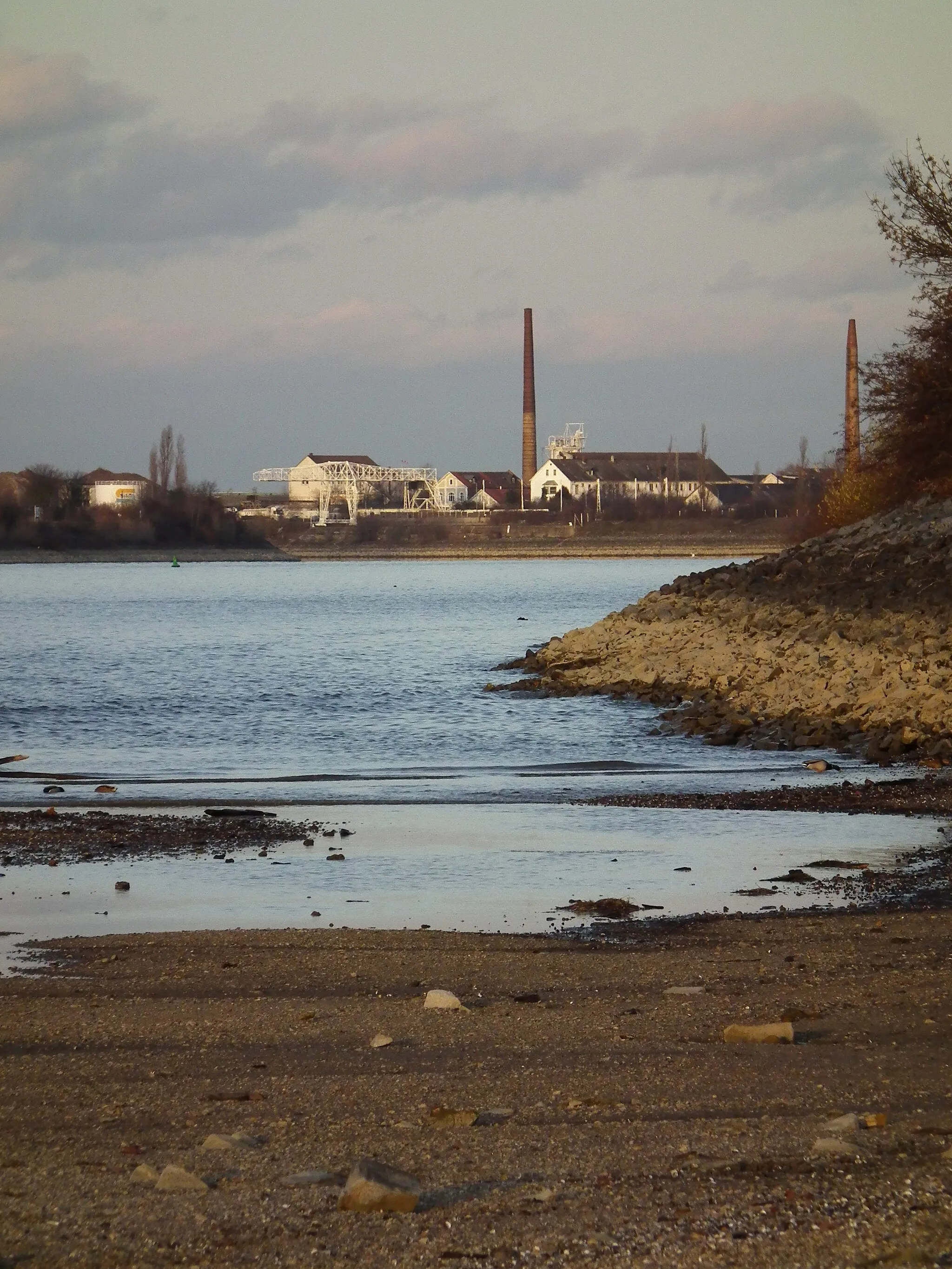 Photo showing: Blick über den Rhein bei Germersheim auf das Industriegebiet von Hamm (Hessen, Deutschland)