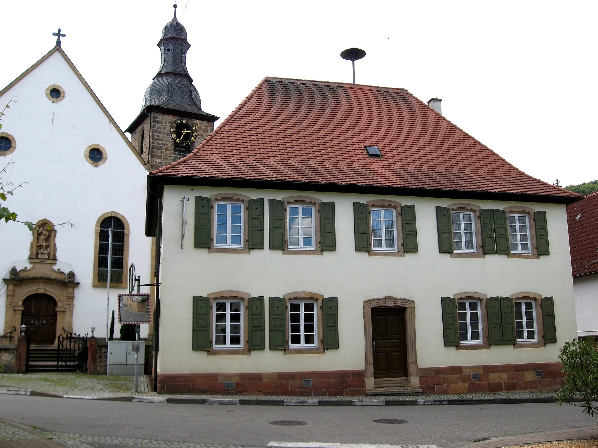 Photo showing: ehemalige Schule, Weinstraße 2 in Pleisweiler, Ortsteil von Pleisweiler-Oberhofen