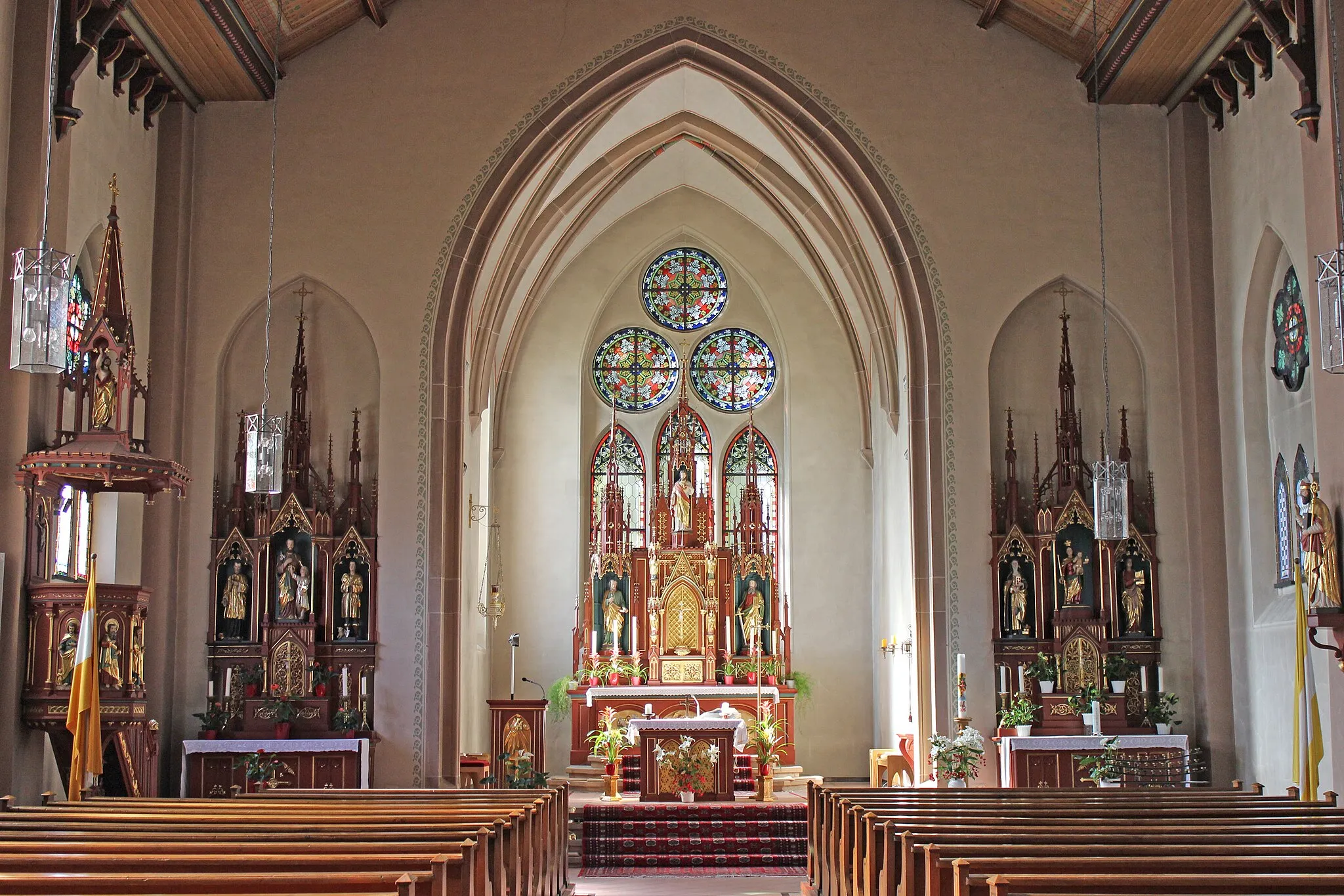 Photo showing: Katholische Kirche St. Amandus in Ottersheim (Donnersbergkreis): Blick in den Chor (2015)