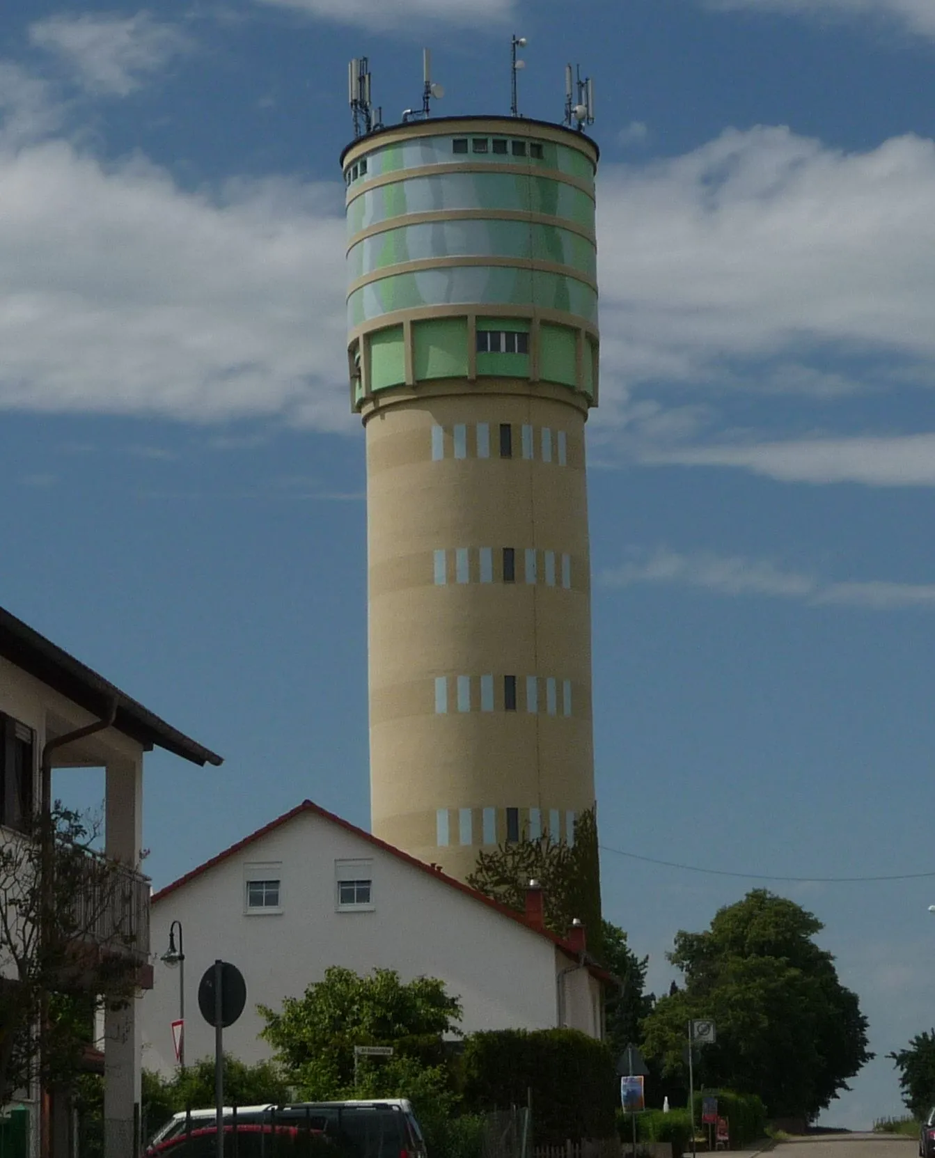 Photo showing: water tower in Großniedesheim, Germany