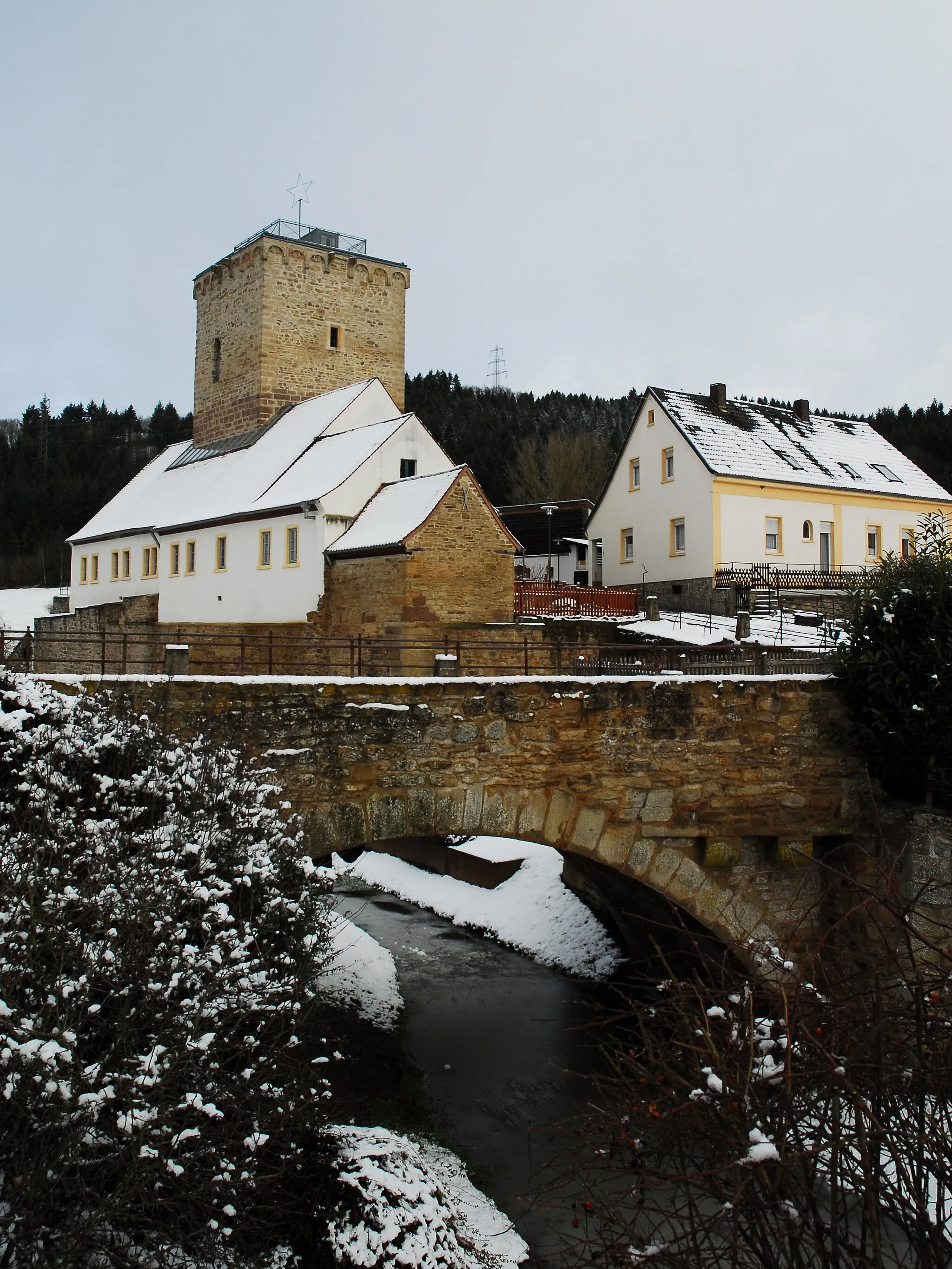 Photo showing: Wasserburg Reipoltskirchen in Reipoltskirchen, Schloßstraße 1-3: Blick von Südwesten über den Burggraben auf die Burg.