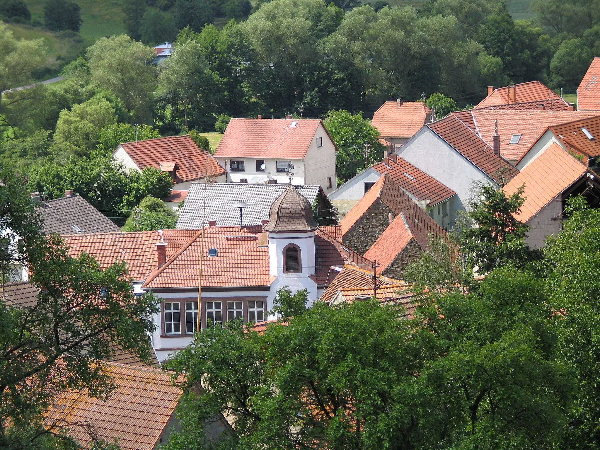 Photo showing: Ehemalige Schule; zweigeschossiger Putzbau, Treppenhaus mit Welscher Haube, 1895