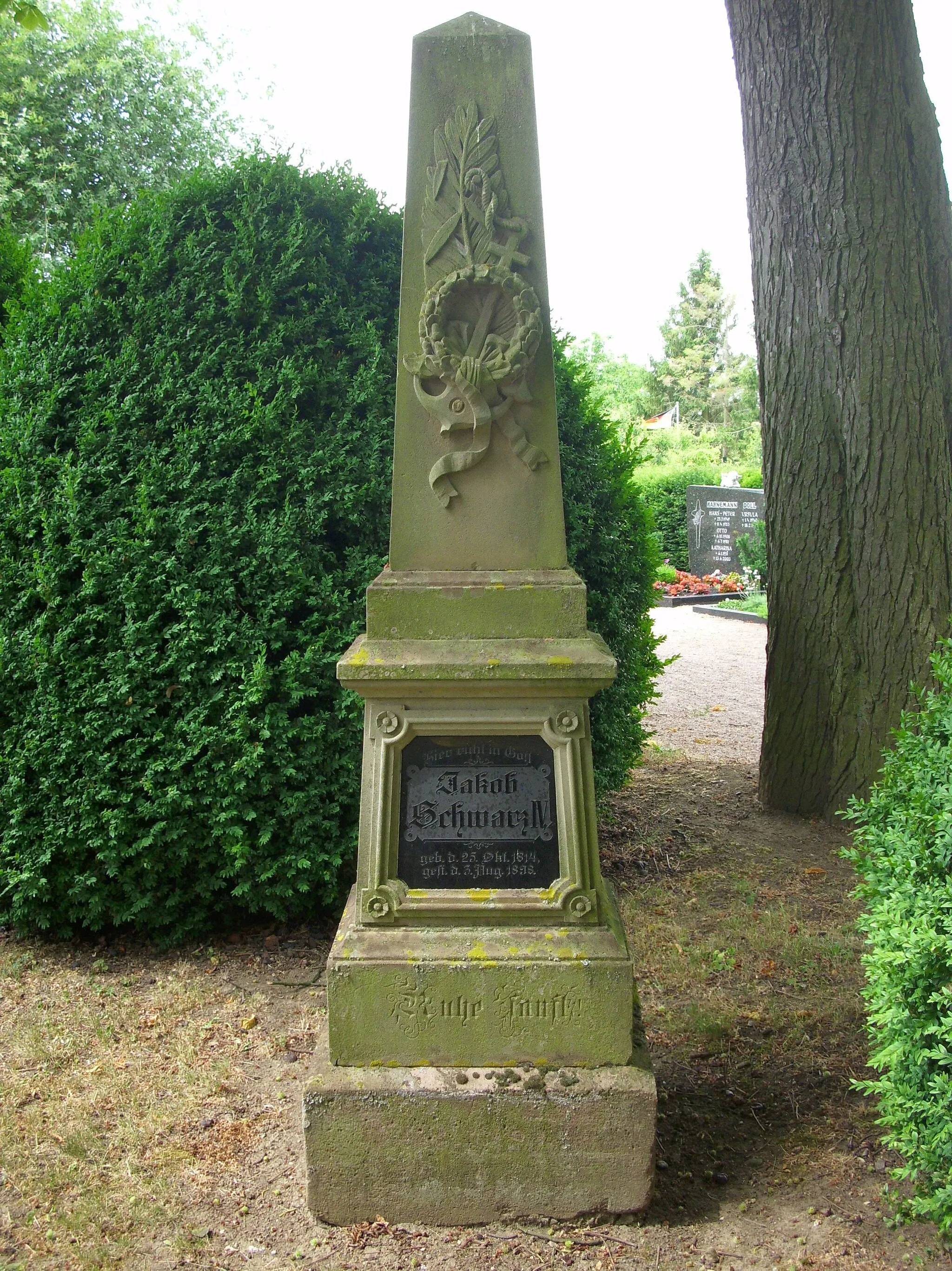 Photo showing: Gedrungener Obelisk mit aufwendigen Reliefs