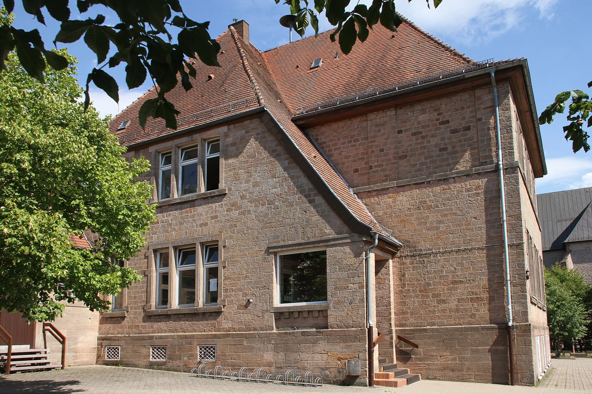 Photo showing: Clausen, Friedhofstrasse 6, Schulhaus; stattlicher kubischer Walmdachbau, noch etwas historisierende Reformarchitektur, um 1910/20.