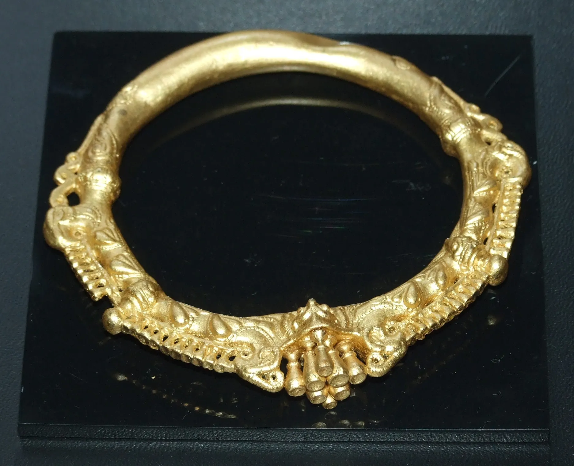 Photo showing: Replica of the Rodenbach gold bracelet