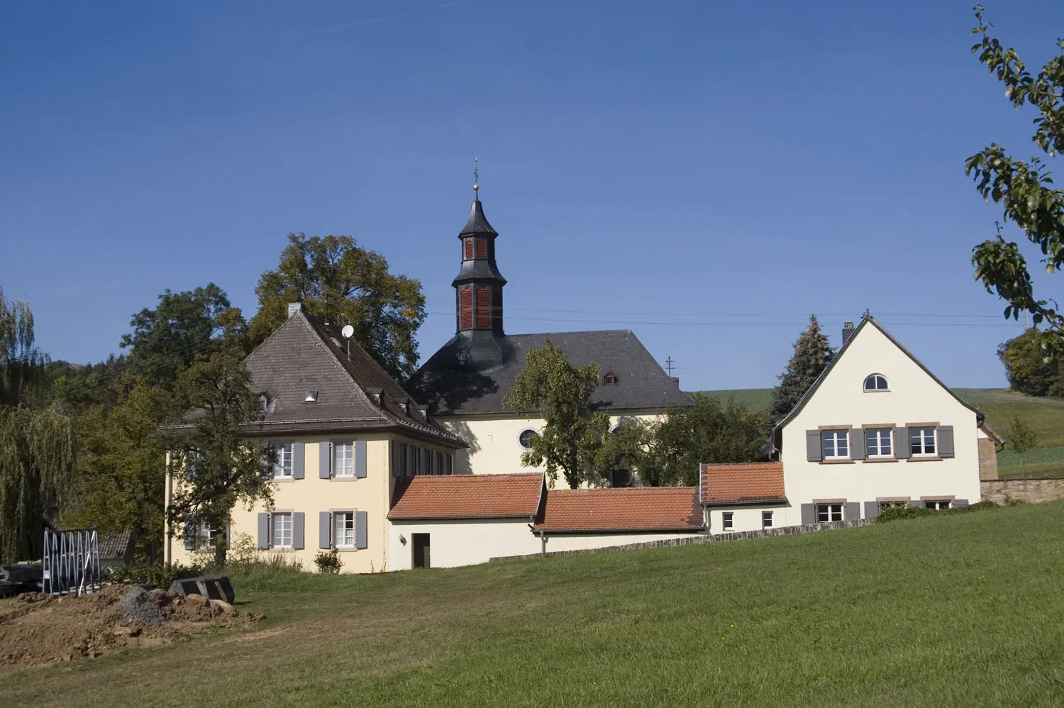 Photo showing: Am Schulberg 7: Protestantische Pfarrkirche; spätbarocker Saalbau mit Walmdach, bezeichnet 1767, Architekt Philipp Heinrich Hellermann, Zweibrücken; Rokoko-Ausstattung, Werkstatt Georg Philipp Schmidt, Meisenheim; ortsbildprägend