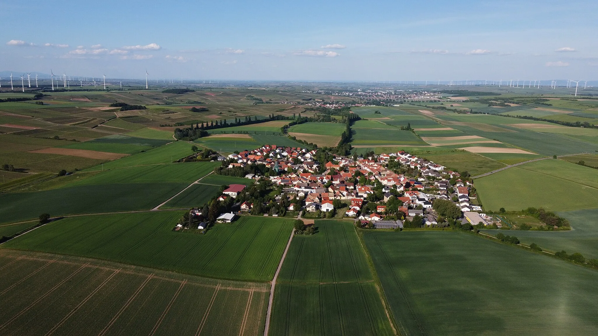 Photo showing: Aerial photograph of Offenheim, Rhineland-Palatinate, Germany. Taken from the west.