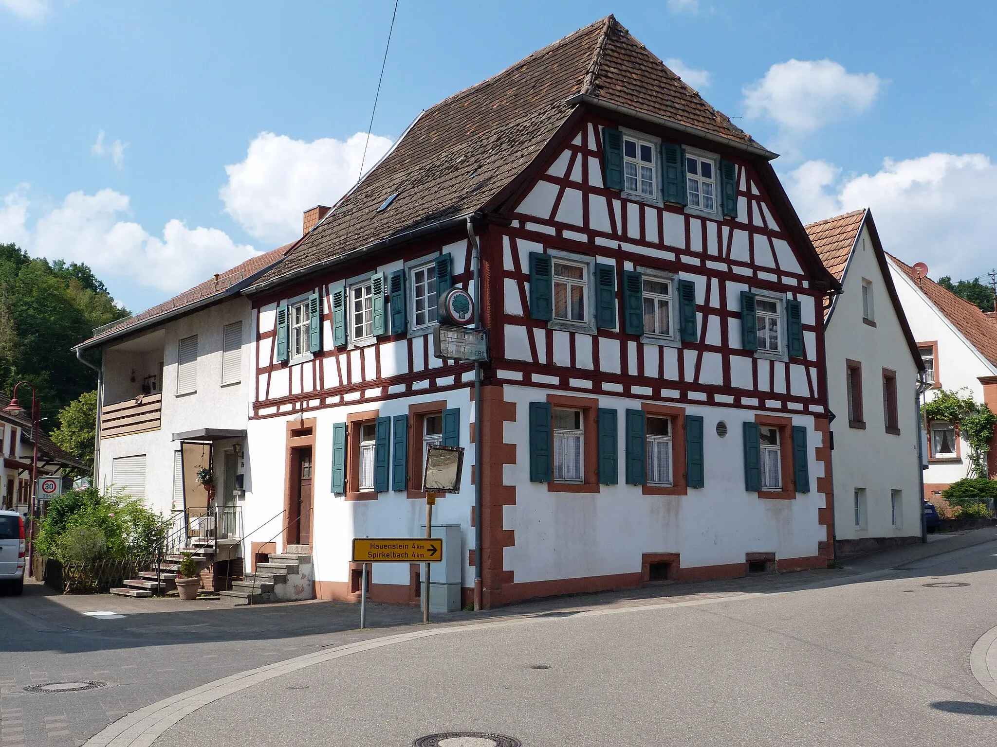 Photo showing: Haus Hauptstr. 24 in Schwanheim, aufgenommen am 21.08.2015