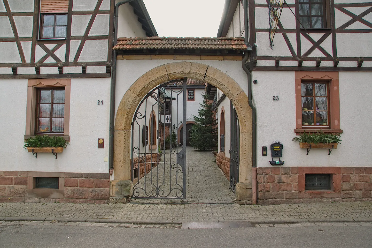 Photo showing: Walsheim (Pfalz), Hauptstraße 21-23, Renaissance-Torbogen, bezeichnet 1616