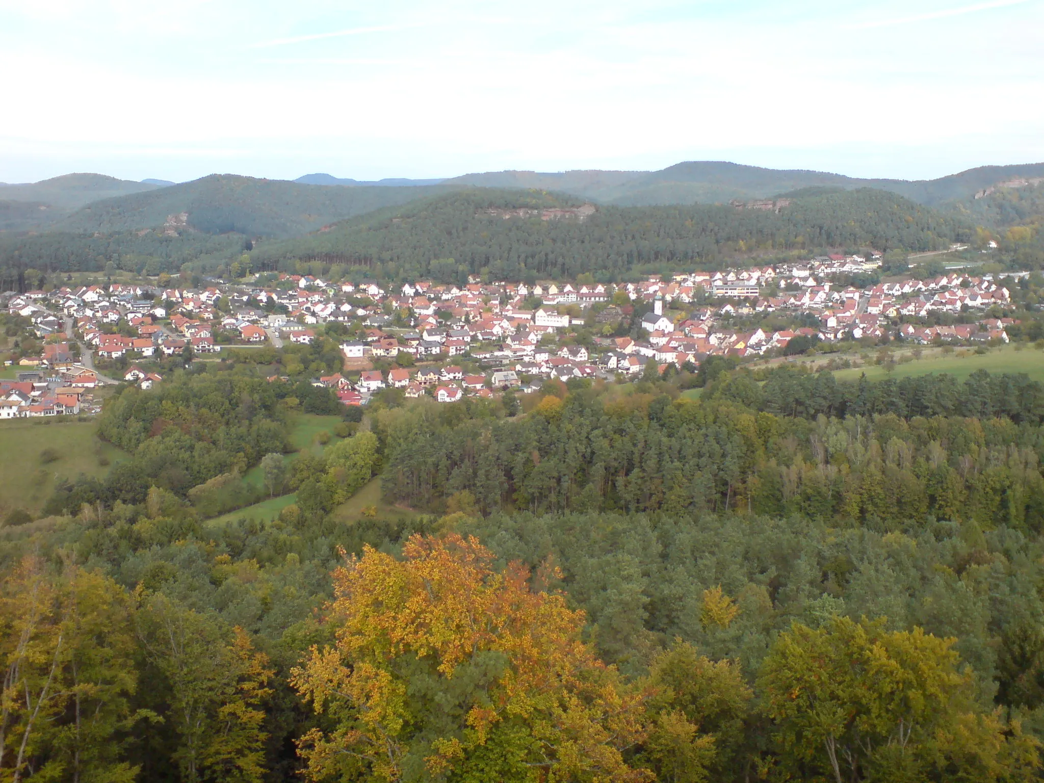 Photo showing: Busenberg vom Drachenfels aus gesehen.