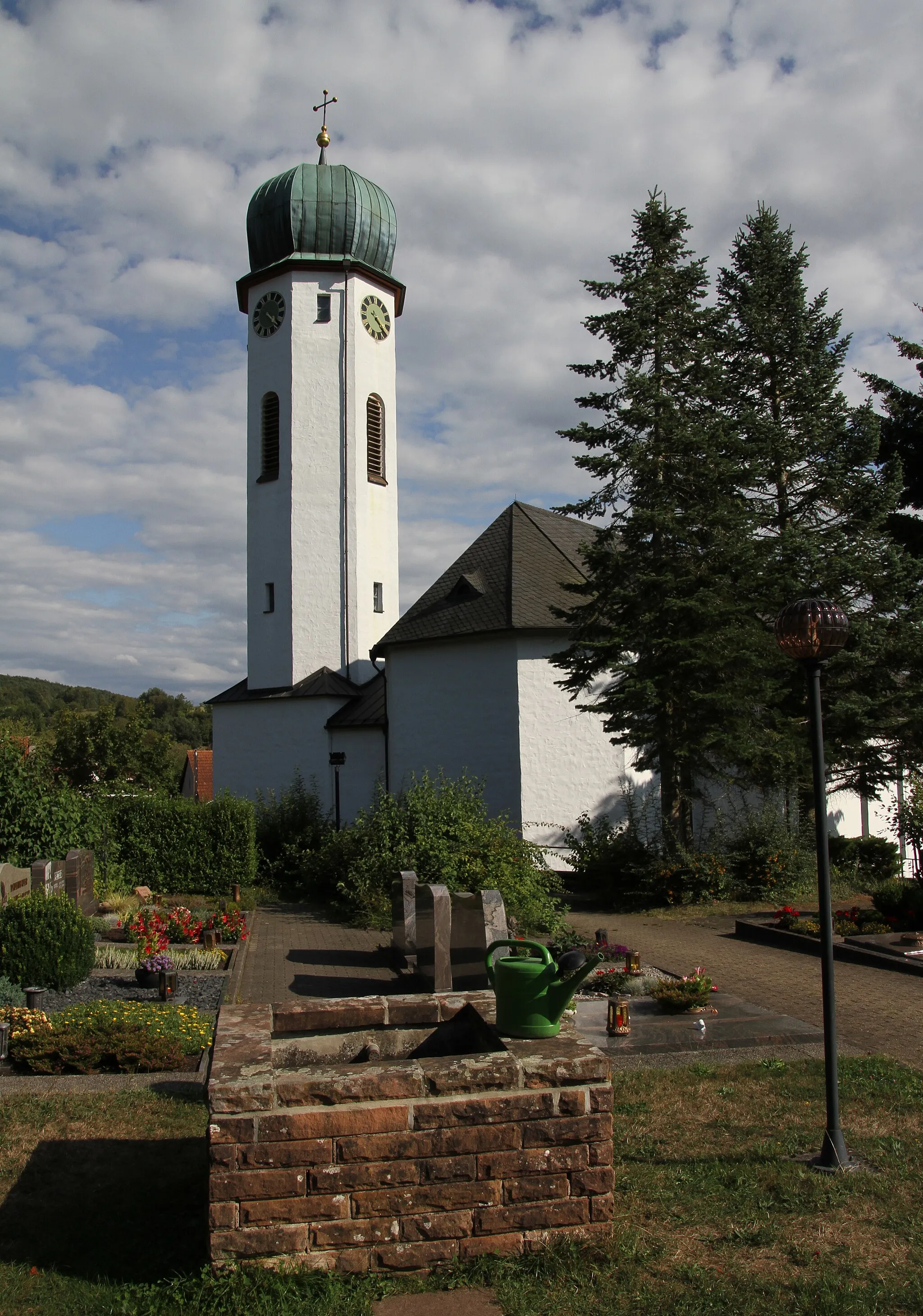 Photo showing: Busenberg, Kirchstraße 1; katholische Kirche St. Jacobus; barocker Saalbau, 1760–67, einbezogen in den Neubau von 1927–29.