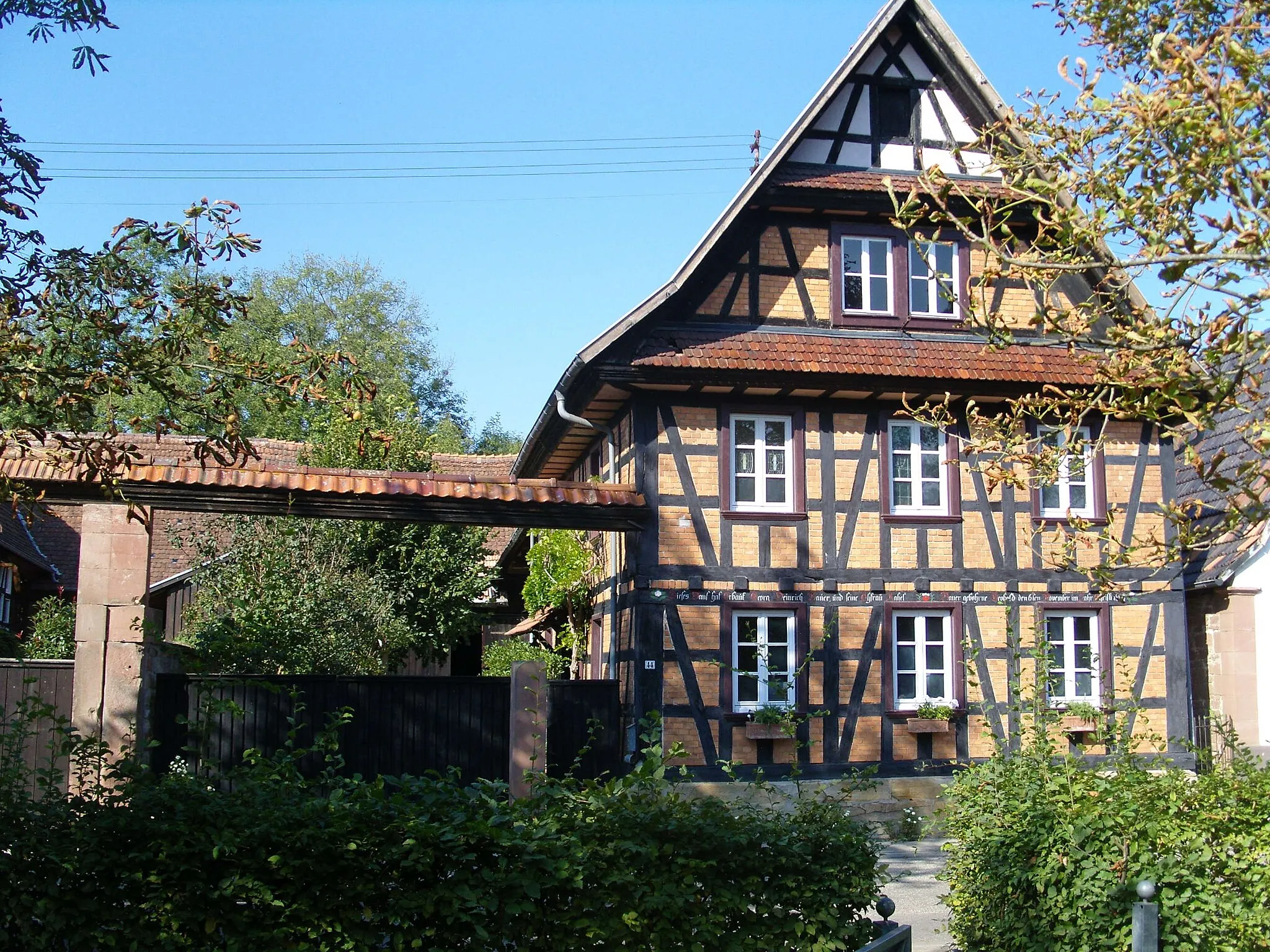 Photo showing: Hauptstraße 44: Fachwerkhaus, bezeichnet 1807, Klinkerausmauerung wohl aus dem frühen 20. Jahrhundert, überdachtes Hoftor gemeinsam mit Nr. 46