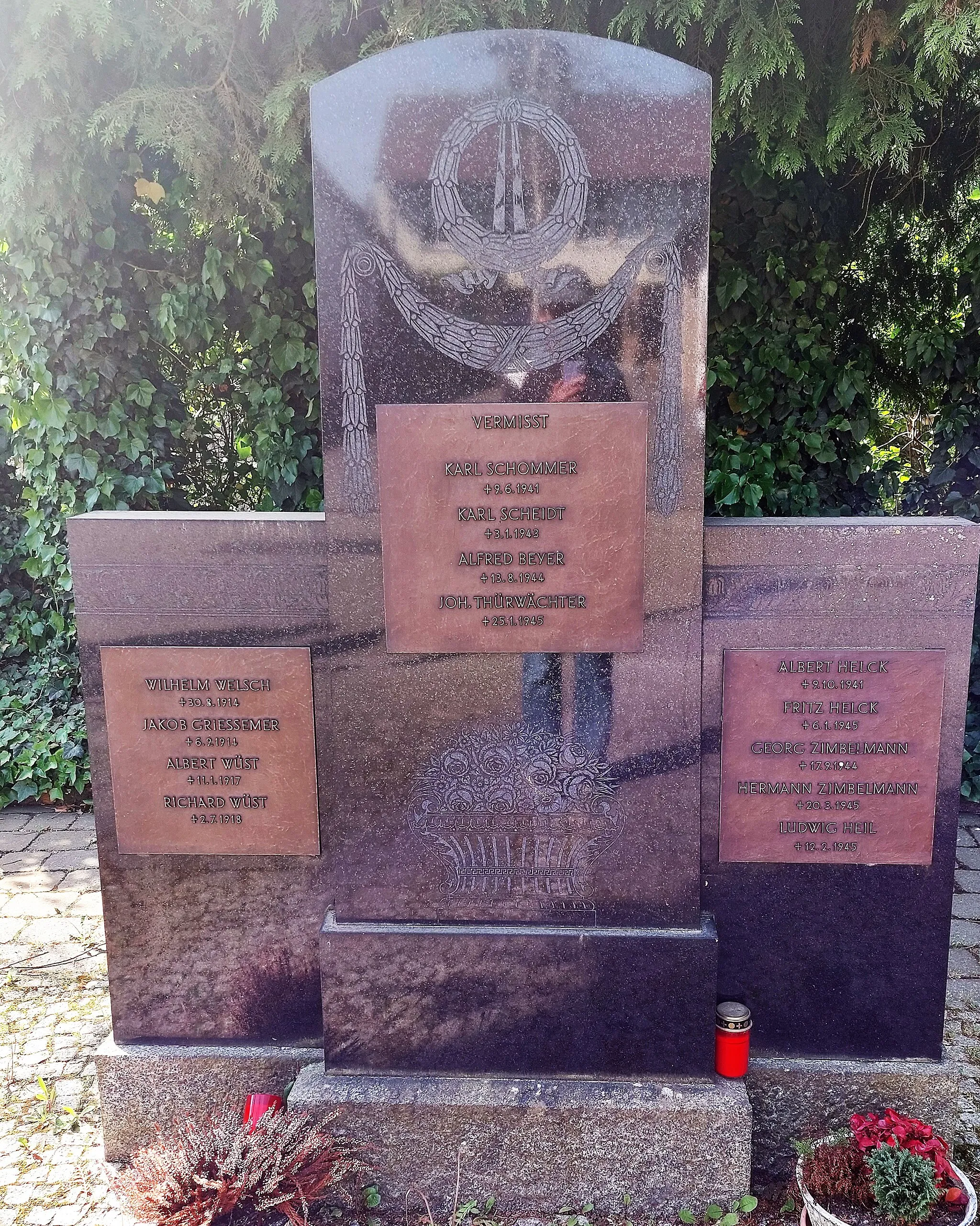 Photo showing: Monument aux morts de 14-18 et 39-45 à Vollmersweiler
