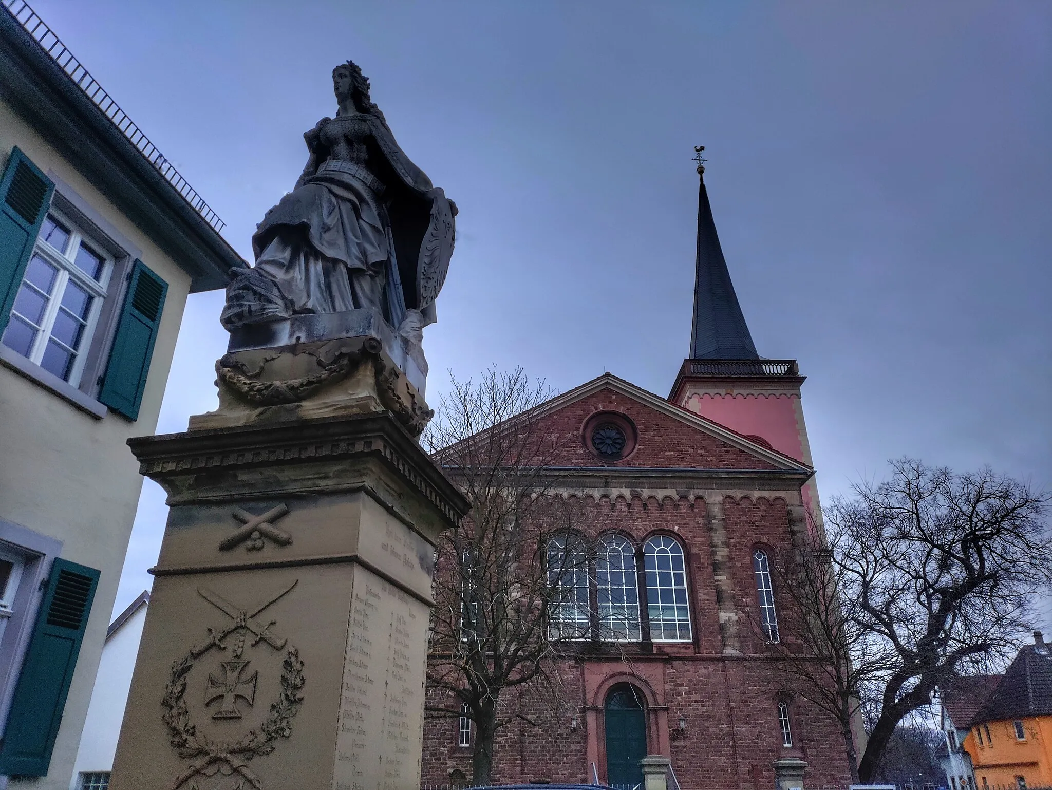 Photo showing: Євангельська церква з пам'ятником в місті Айх