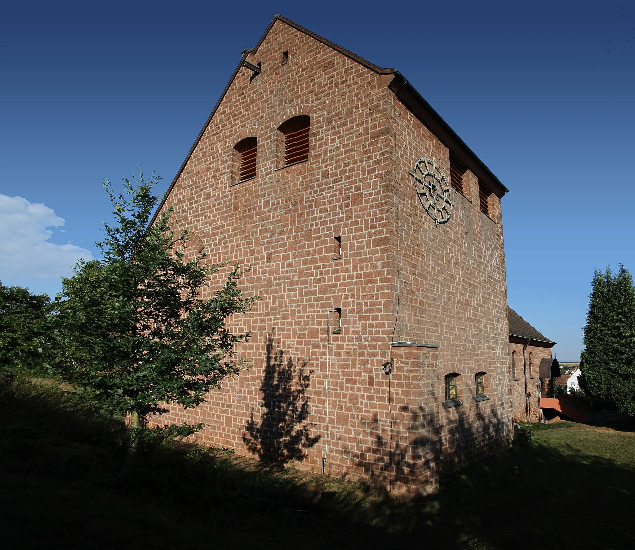 Photo showing: Donsieders, Clauser Straße 6; katholische Kirche Herz-Jesu; romanisierender Bruchsandsteinsaal, 1934, Architekt Albert Boßlet, Würzburg.