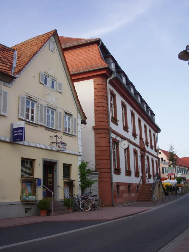 Photo showing: Bienwald-Apotheke und Rathaus Kandel