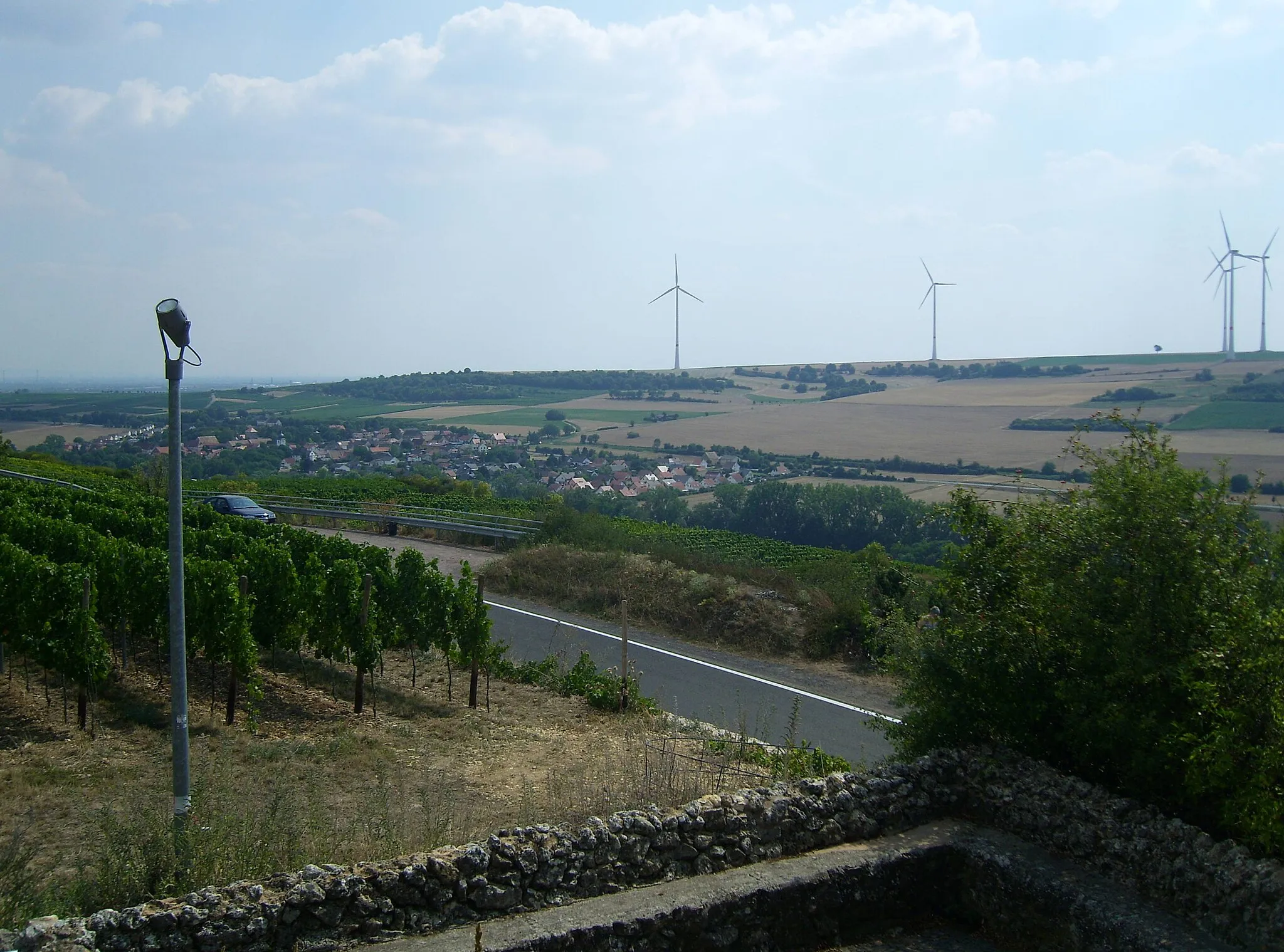 Photo showing: Mittleres Pfrimm­tal (Alzeyer Hügelland) bei Wachenheim vom Ehrenmal Zellertal (etwa 240 m); rechts der Kahlenberg (bis 305,6 m), links Rhein­ebene und Odenwald (kaum sichtbar)