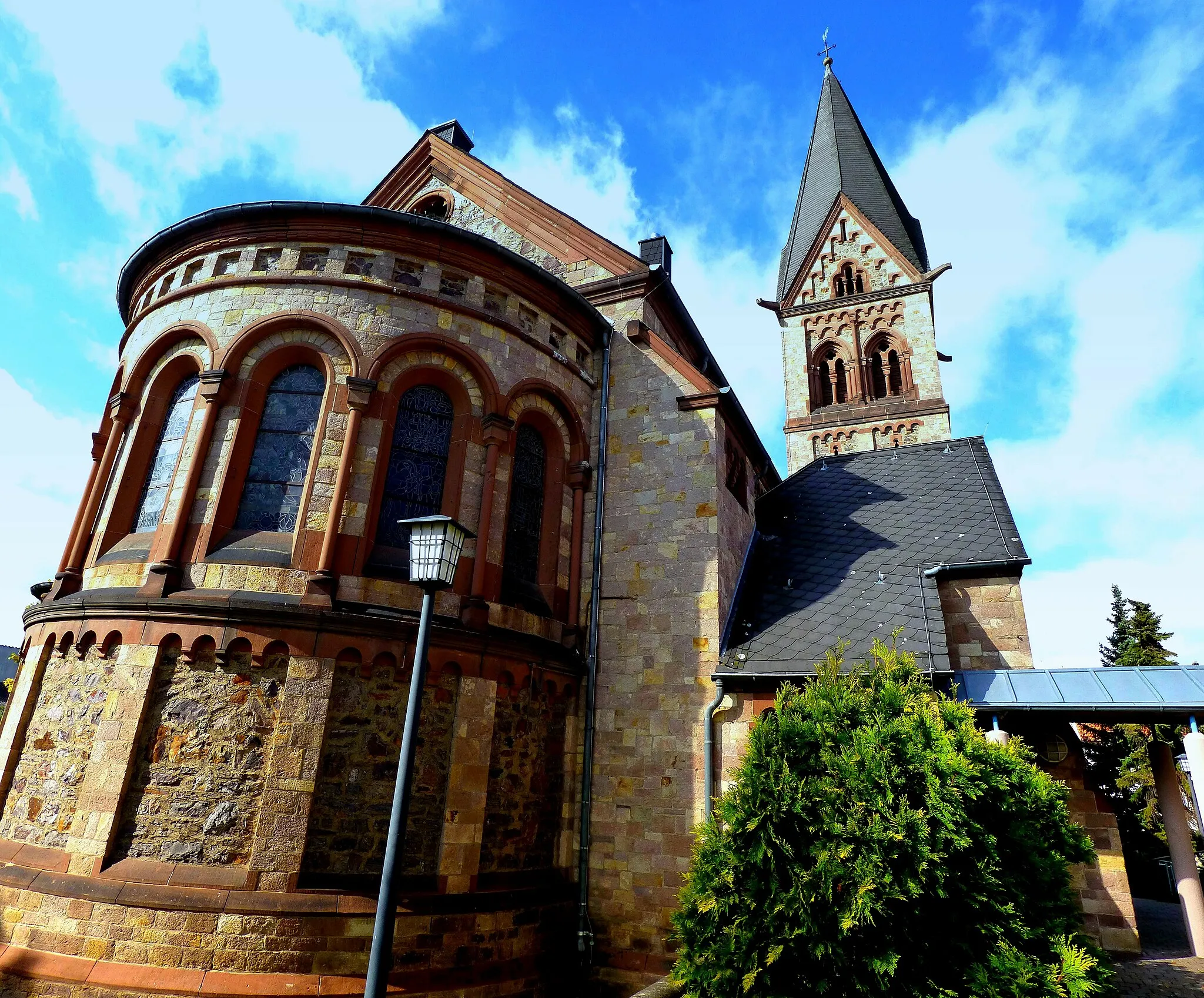 Photo showing: Wöllstein – kath. Kirche St. Remigius von Südost