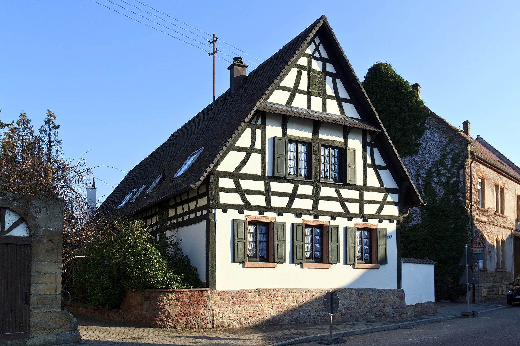 Photo showing: Neuhofen (Pfalz), restauriertes Fachwerkhaus in der Ludwigshafener Straße